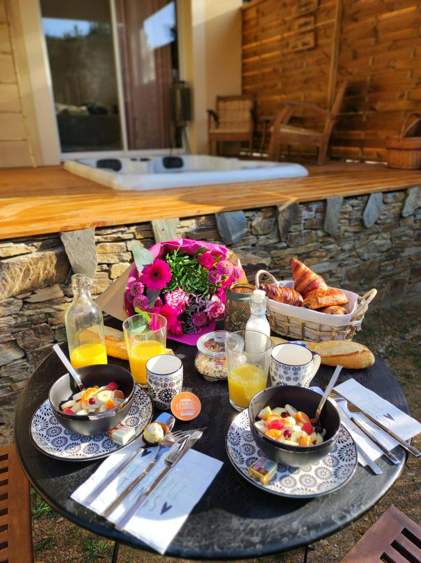 Petit - déjeuner complet servi en terrasse - Magnifique cottage haut de gamme avec jacuzzi l'attrape rêve
