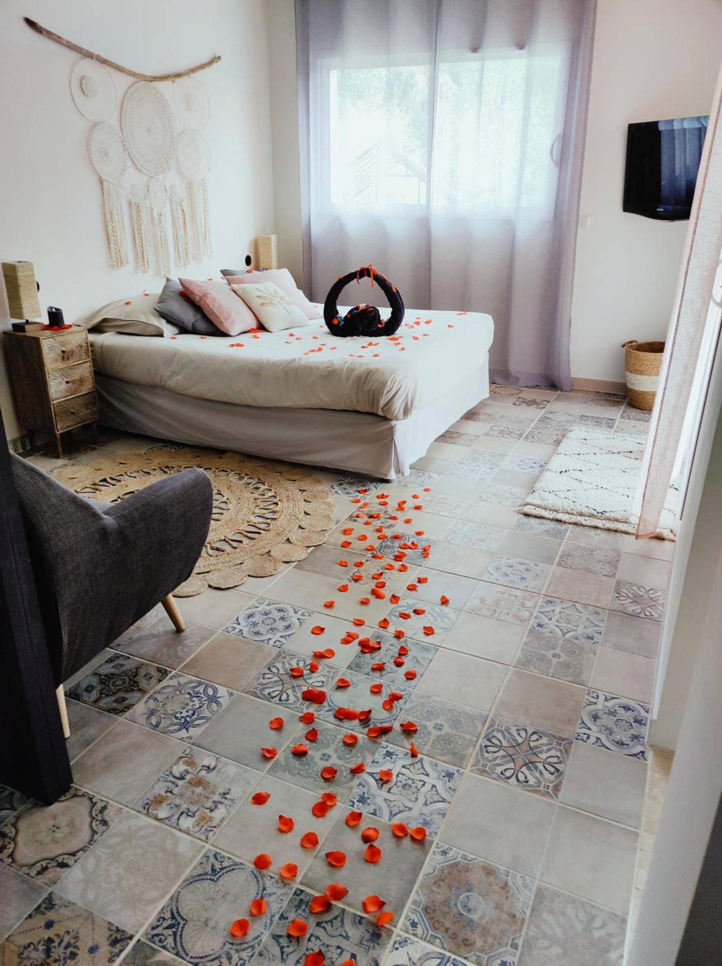 Chambre avec chemin de pétales de roses au sol - Magnifique cottage haut de gamme avec jacuzzi l'attrape rêve