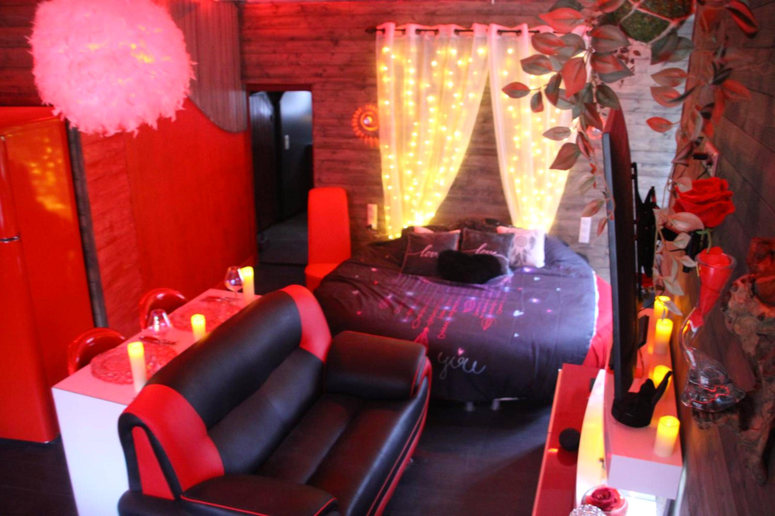 Espace nuit romantique avec rideaux lumineux - L'Attrape Rêves - Gîte Le Romantique