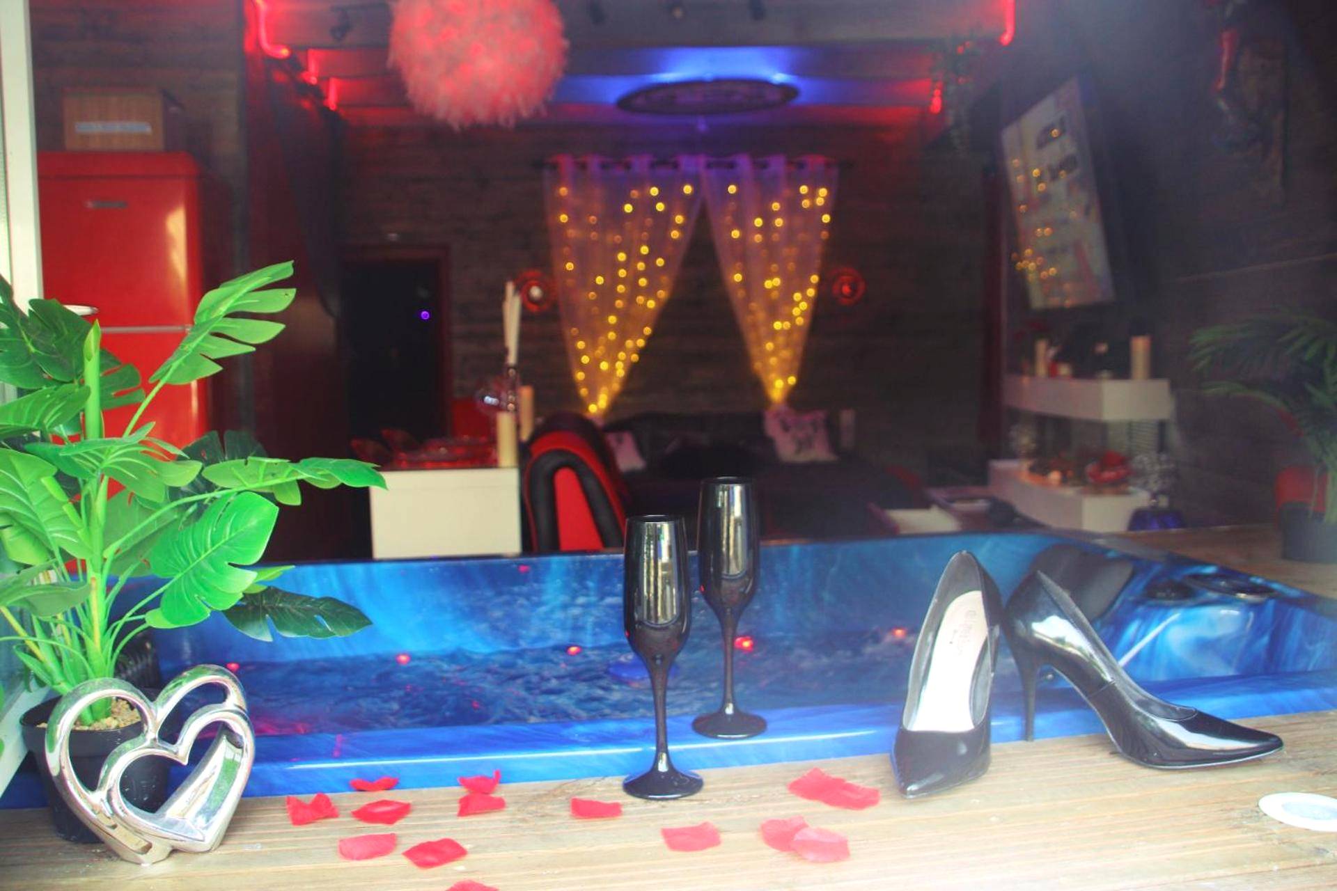 Baignoire balnéo éclairée et décoration glamour - L'Attrape Rêves - Gîte Le Romantique