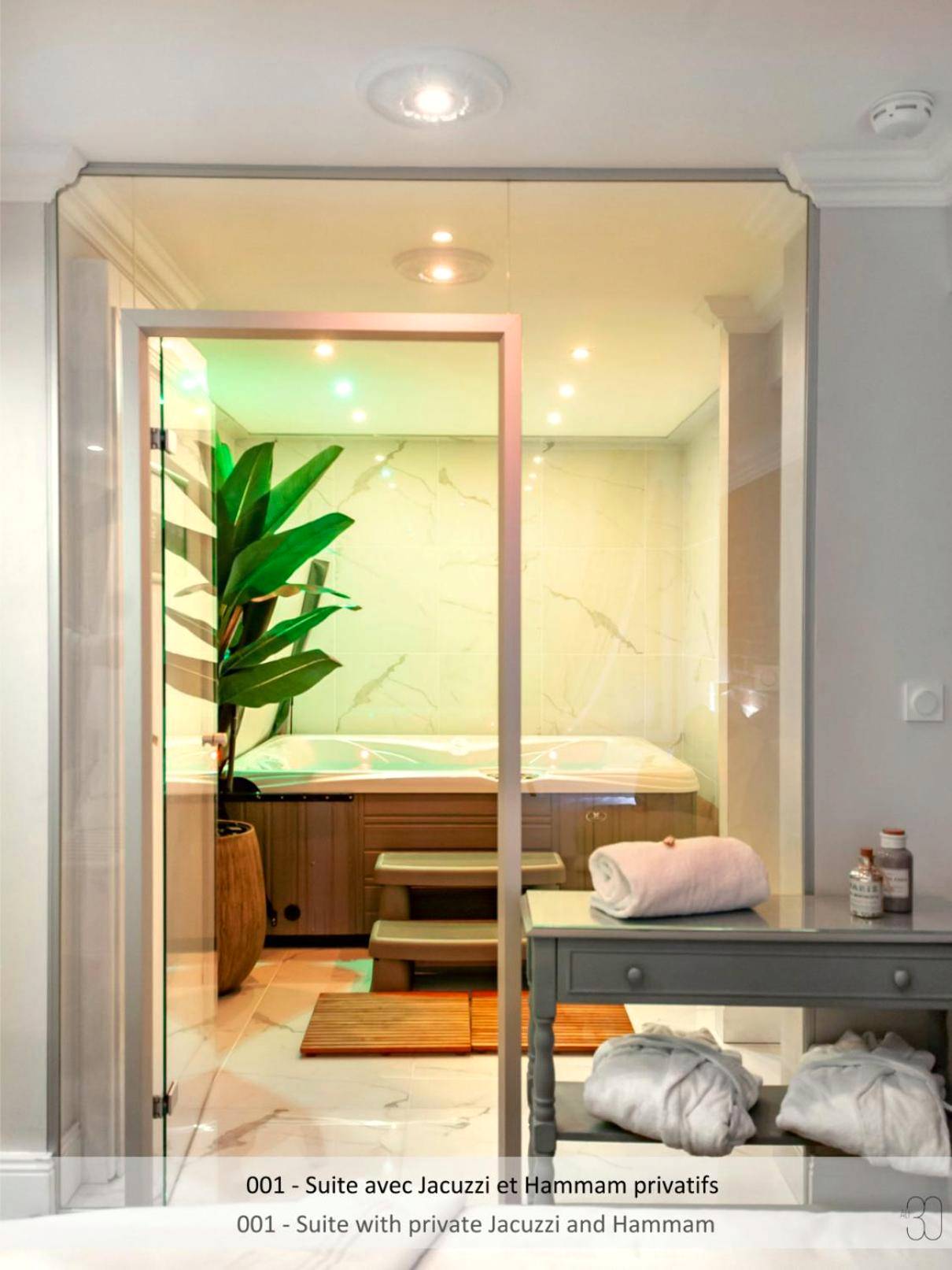 Jacuzzi privatif derrière une paroi vitrée - Love Room Lille - Au 30 Lille Centre Grand Palais