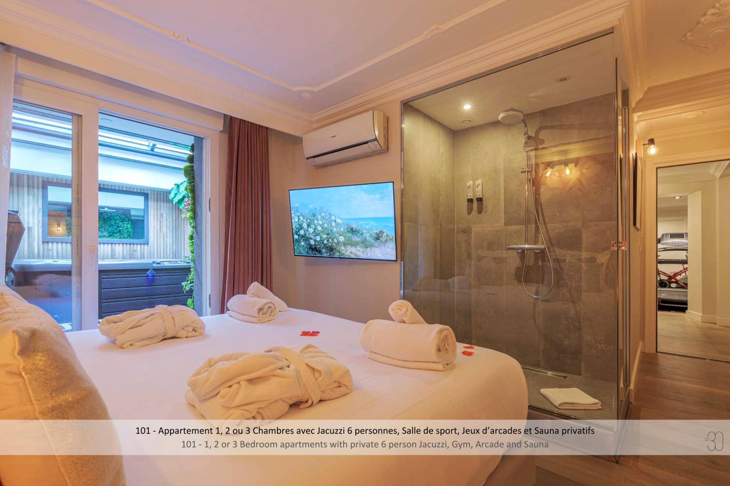 Chambre avec douche vitrée et peignoirs - Au 30 Lille Centre Grand Palais