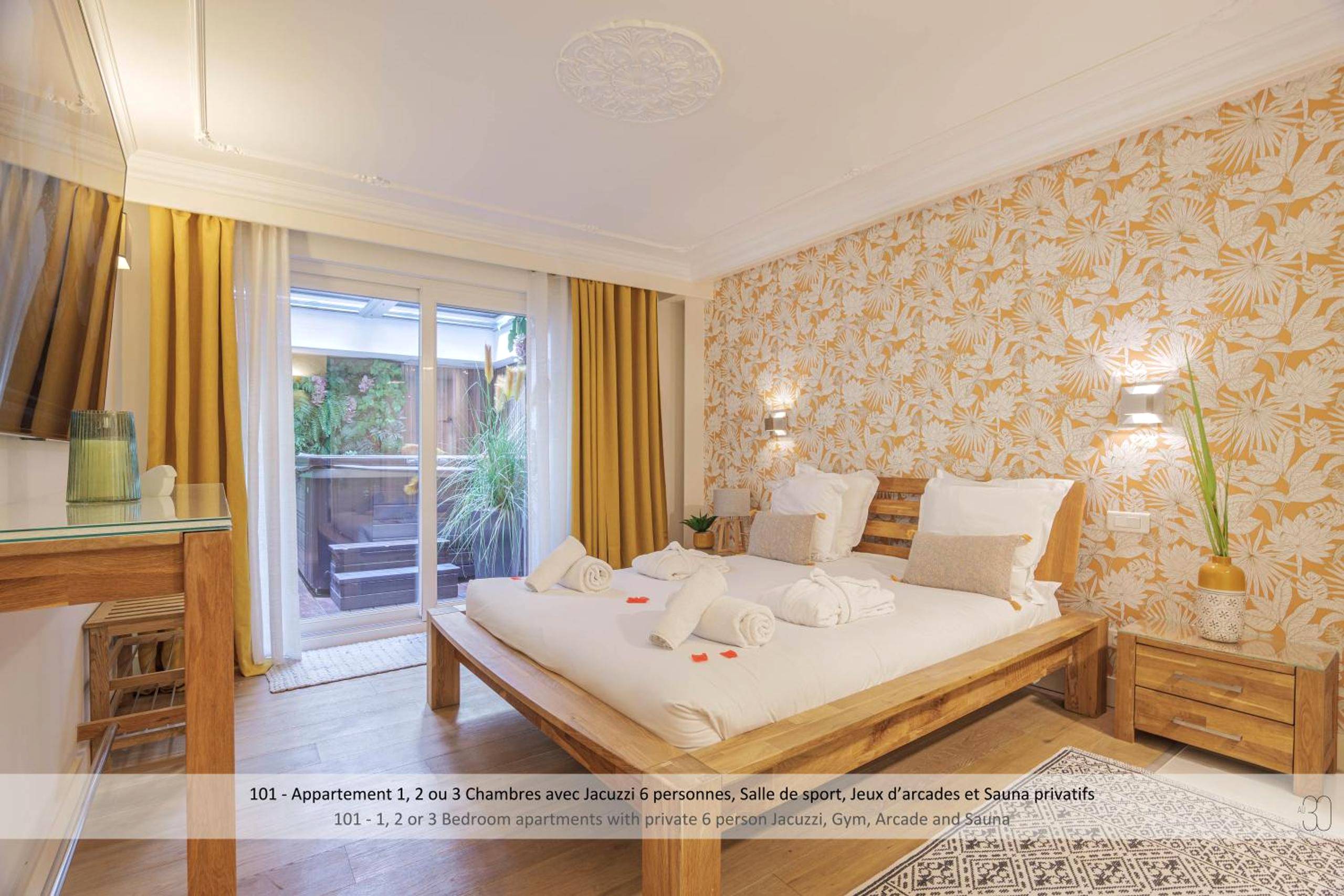 Lit double avec pétales et papier peint floral - Au 30 Lille Centre Grand Palais