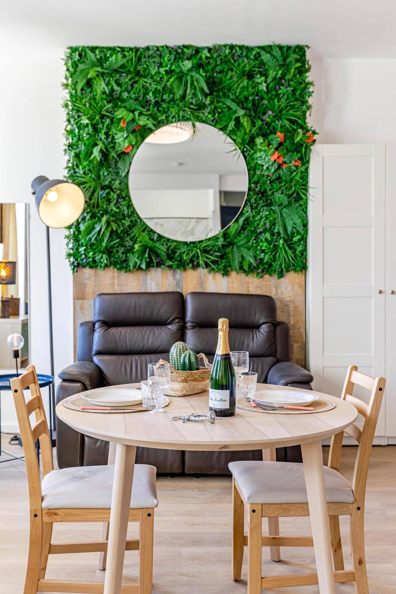 Table dressée et mur végétal avec miroir - Love Room Marseille - L'Étreinte Saint - Aurora Lov'Room Proche de Saint Charles