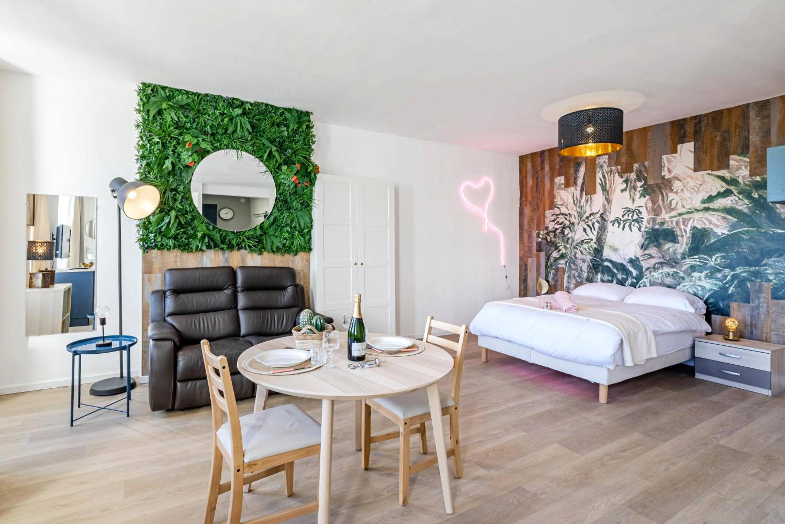 Espace nuit avec lit double et néon cœur - L'Étreinte Saint - Aurora Lov'Room Proche de Saint Charles