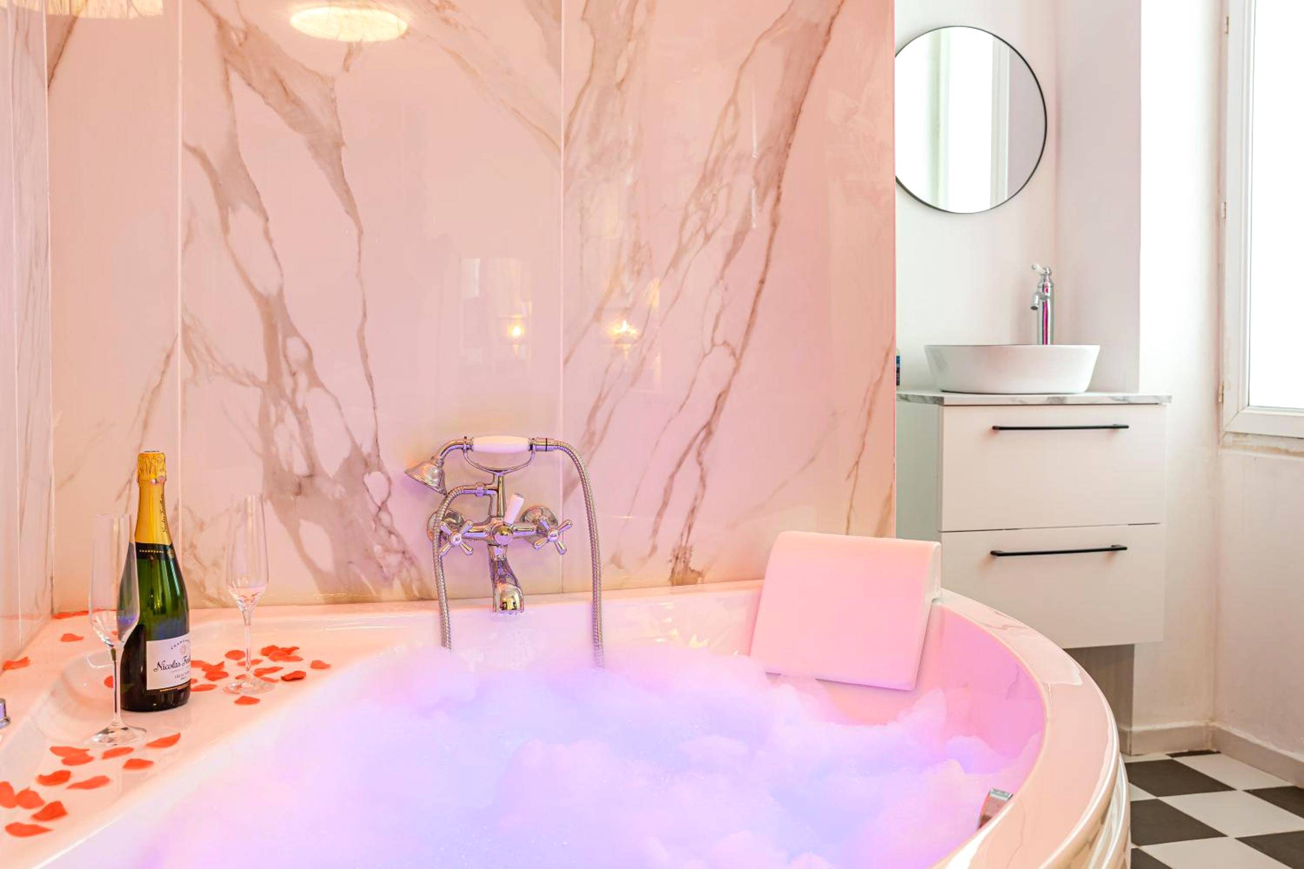 Photo du logement - Aurora Lov'Room Proche de Saint Charles - Marseille