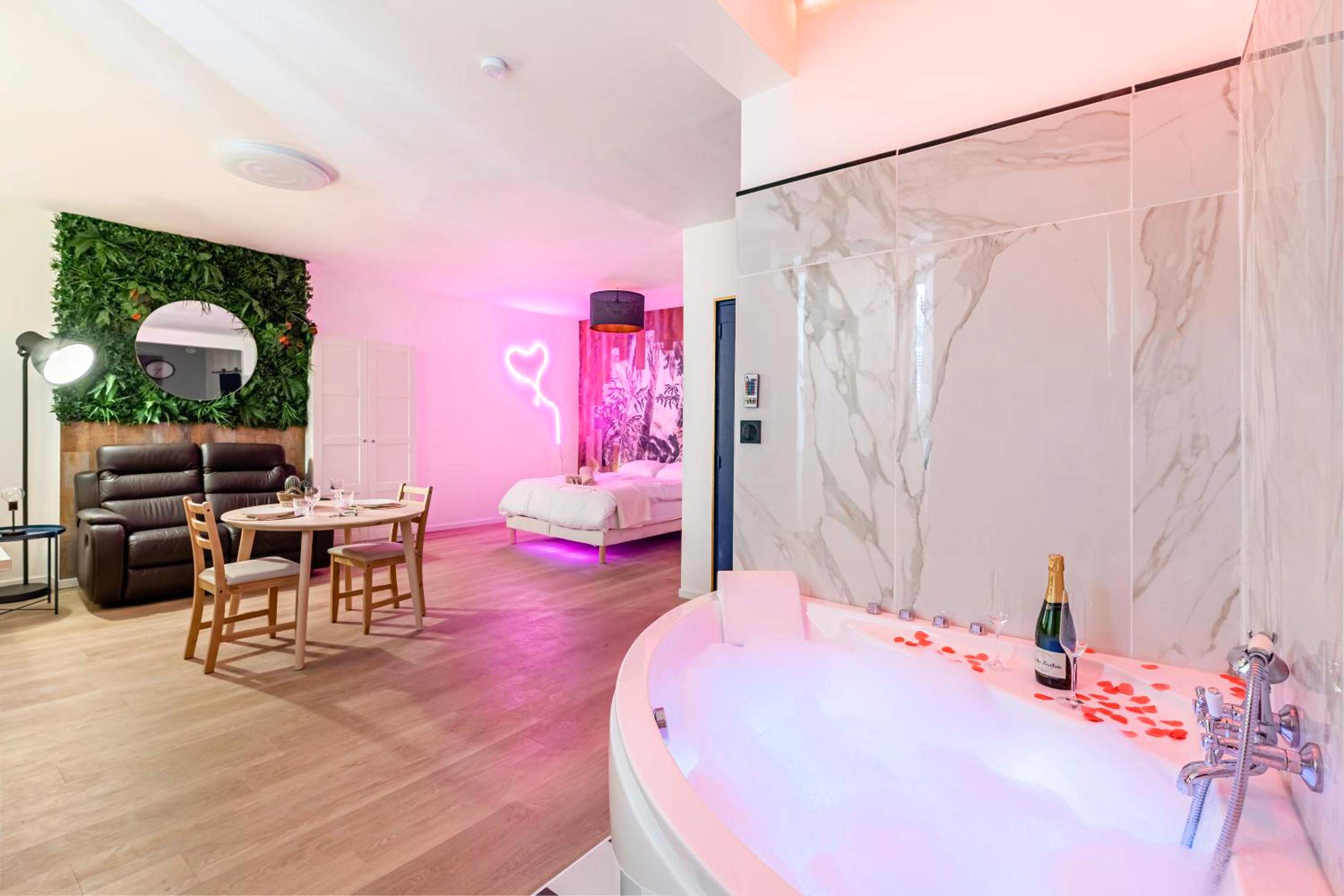 Baignoire balnéo avec mousse et pétales - L'Étreinte Saint - Aurora Lov'Room Proche de Saint Charles