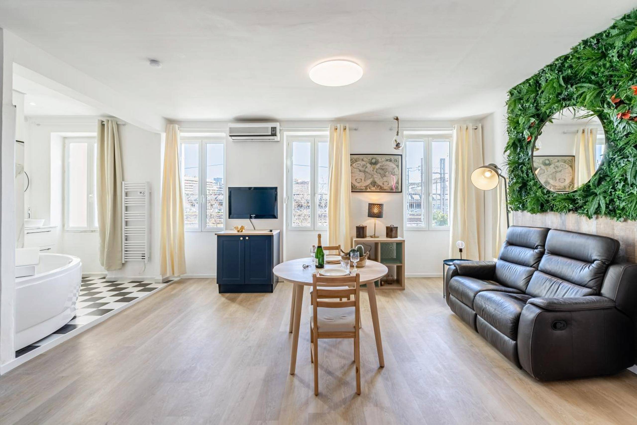 Vue d'ensemble du séjour et coin balnéo - L'Étreinte Saint - Aurora Lov'Room Proche de Saint Charles