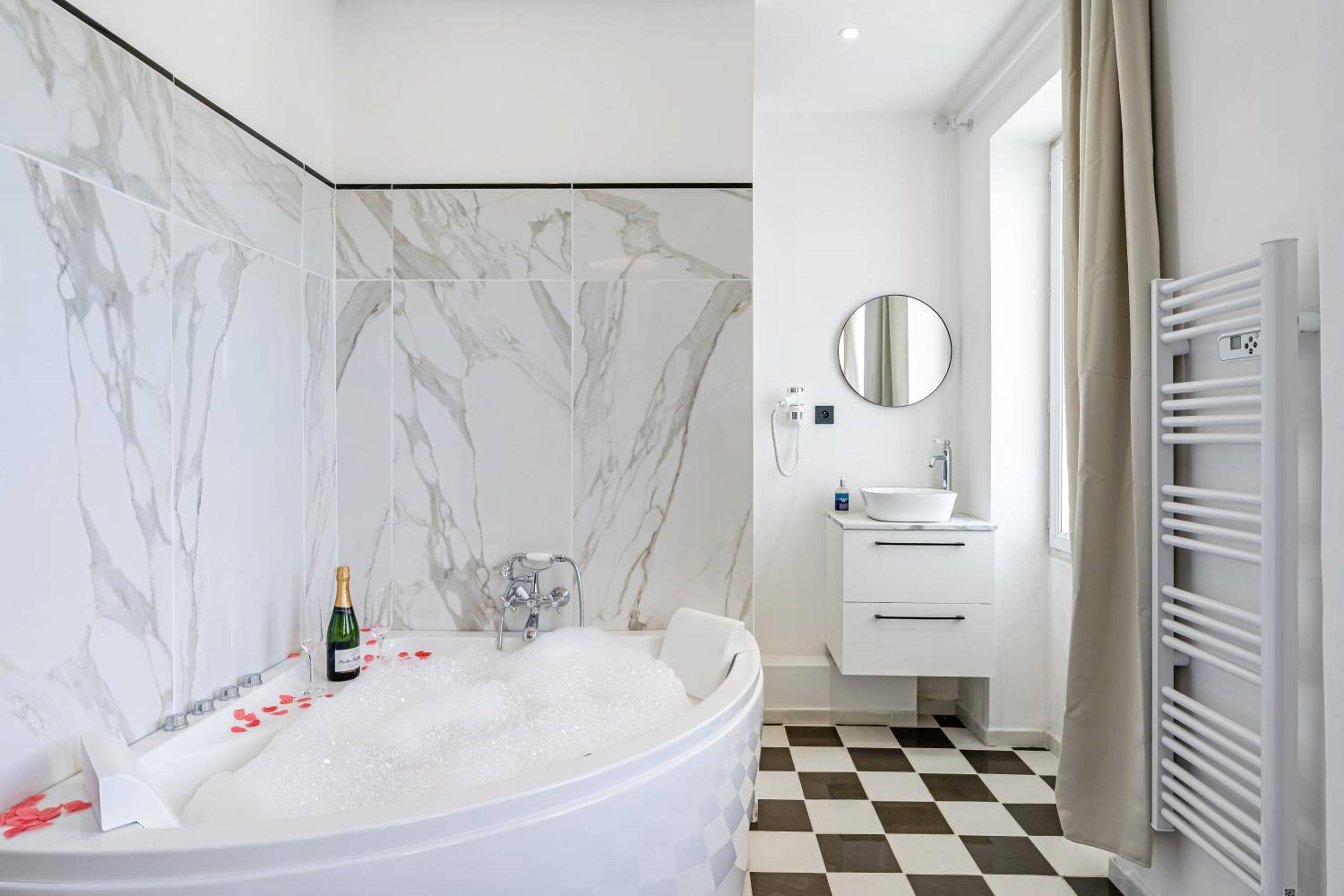 Photo du logement - Aurora Lov'Room Proche de Saint Charles - Marseille