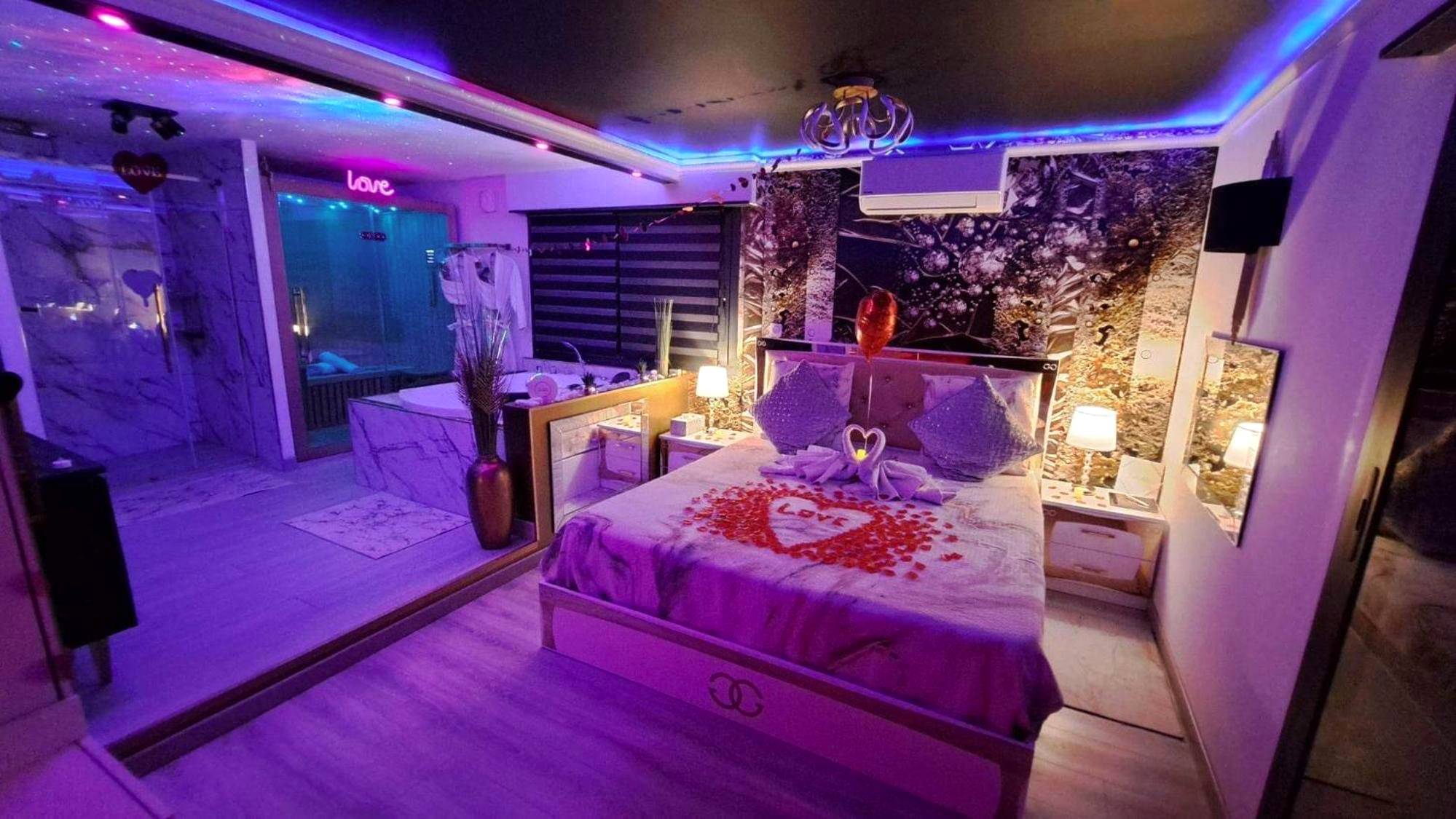 Suite avec lit king size et jacuzzi privatif - Love Room Carpentras - L'Aurore Love Room de prestige jacuzzi sauna...