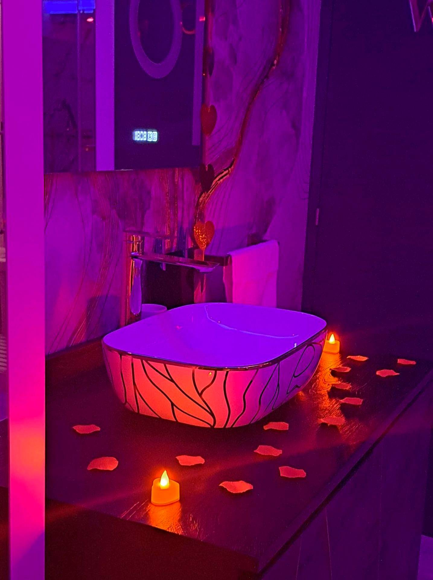 Photo du logement - L'Aurore Love Room de prestige jacuzzi sauna piscine chauffée cuisine
