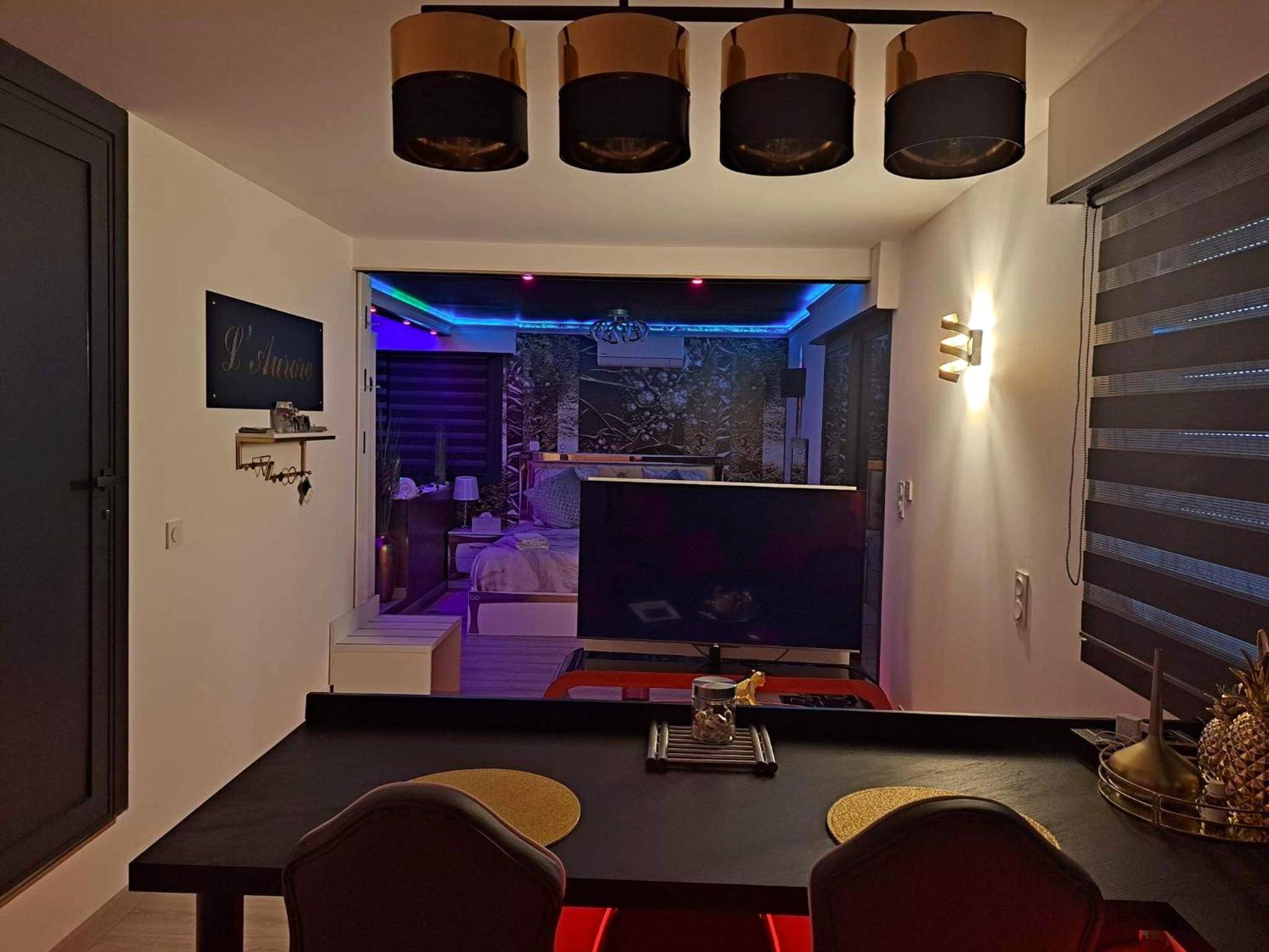 Photo du logement - L'Aurore Love Room de prestige jacuzzi sauna piscine chauffée cuisine - Carpentras