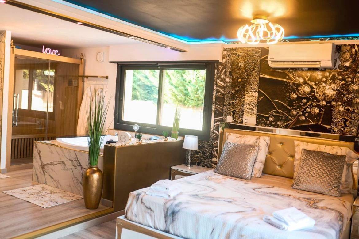 Photo du logement - L'Aurore Love Room de prestige jacuzzi sauna piscine chauffée cuisine - Carpentras