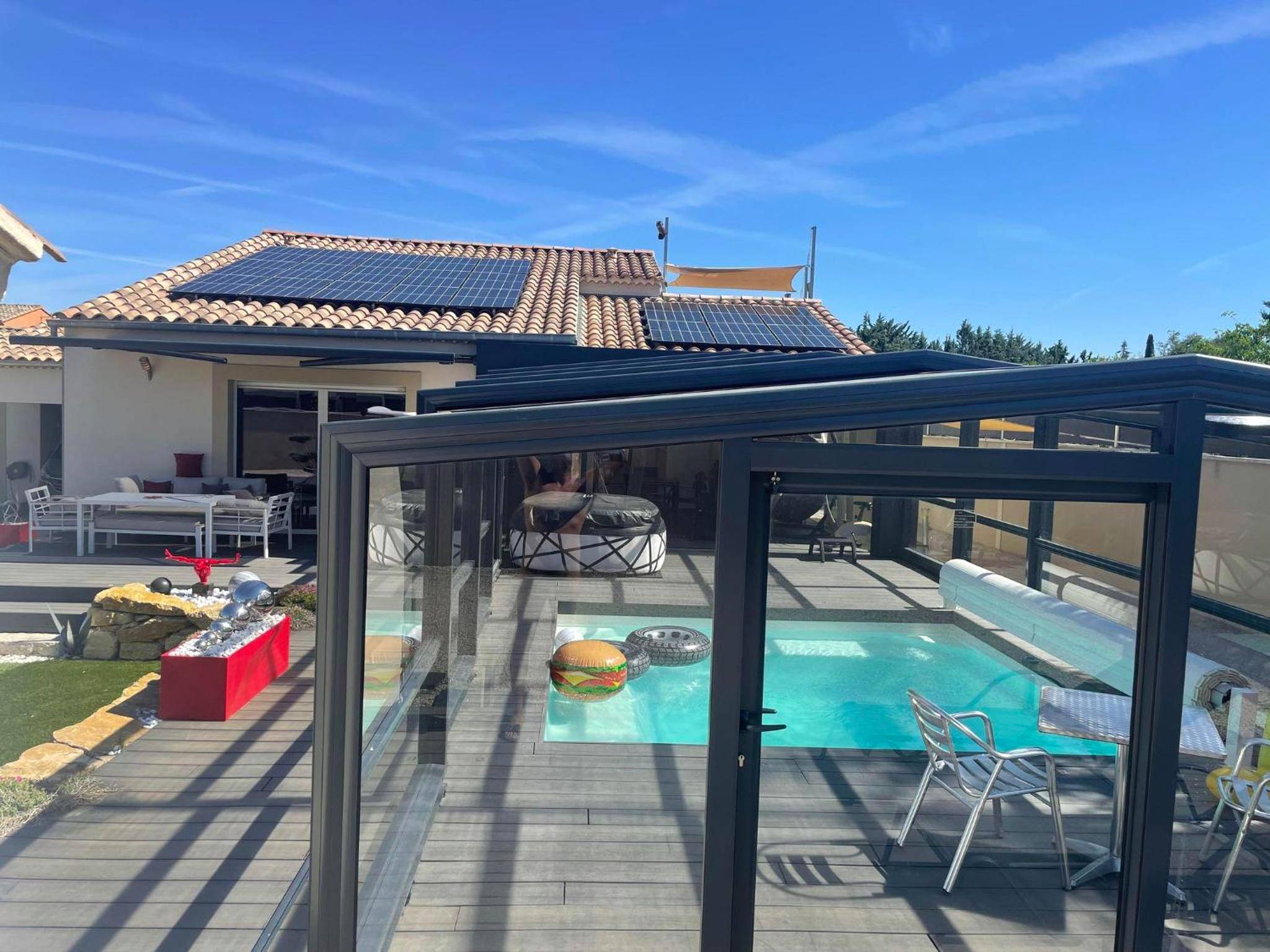 Piscine extérieure sous abri télescopique - L'Aurore Love Room de prestige jacuzzi sauna piscine chauffée cuisine