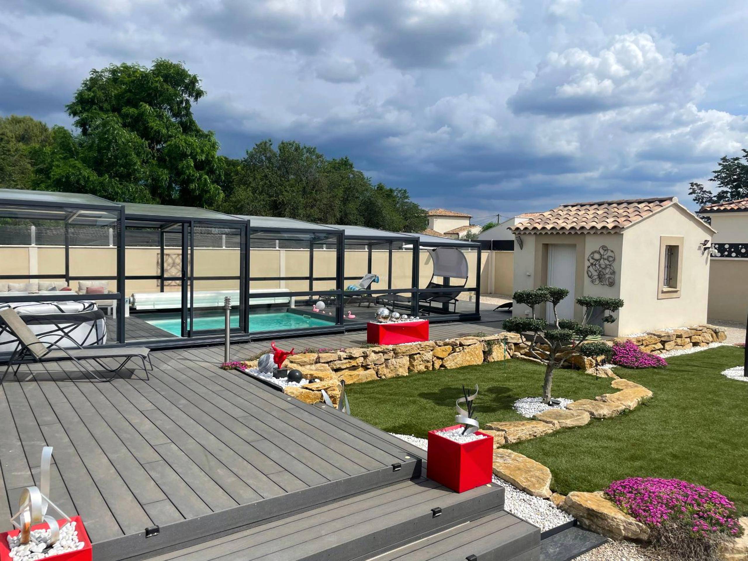 Terrasse en bois avec jardin aménagé et piscine - L'Aurore Love Room de prestige jacuzzi sauna piscine chauffée cuisine