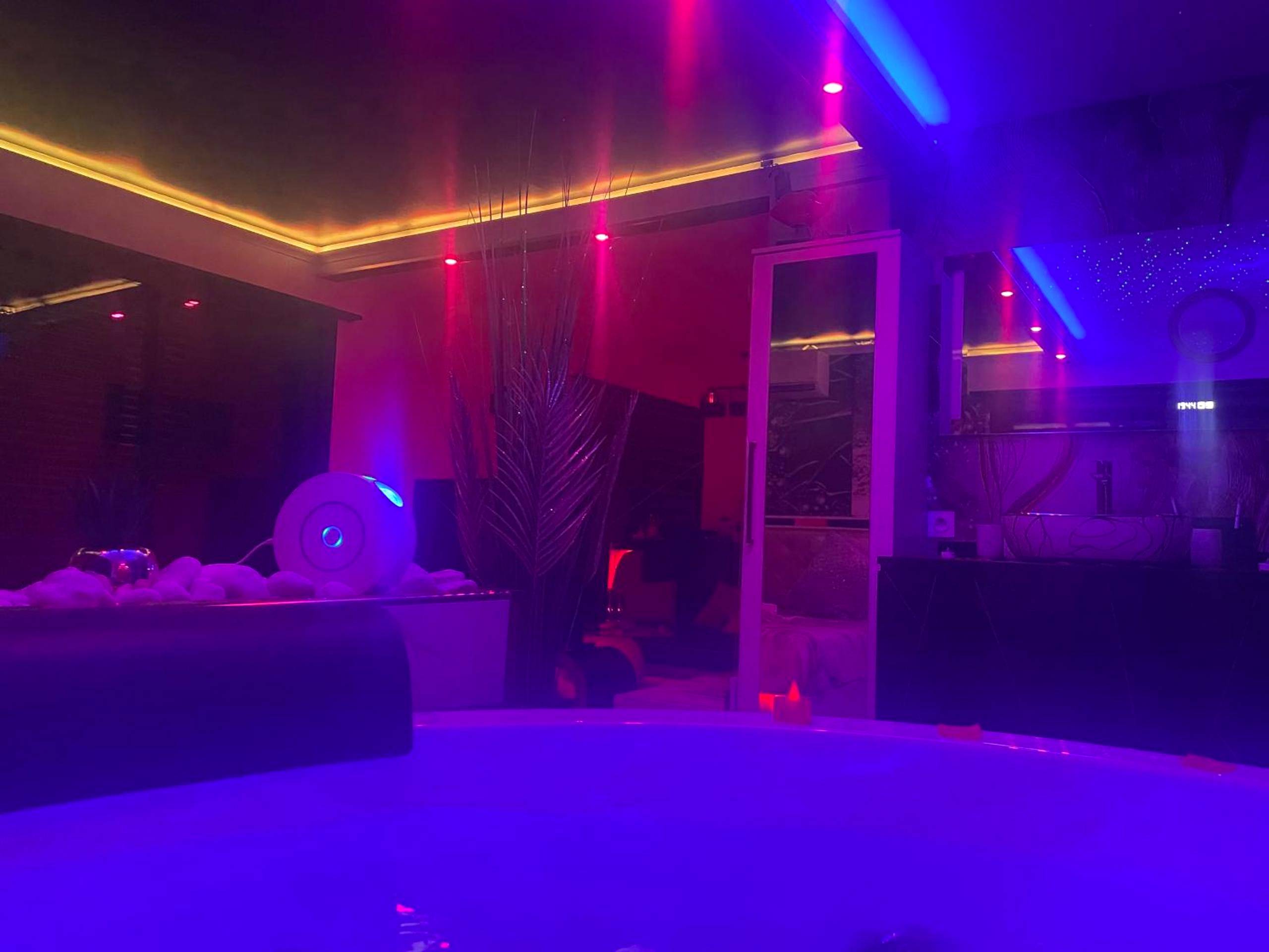 Photo du logement - L'Aurore Love Room de prestige jacuzzi sauna piscine chauffée cuisine - Carpentras