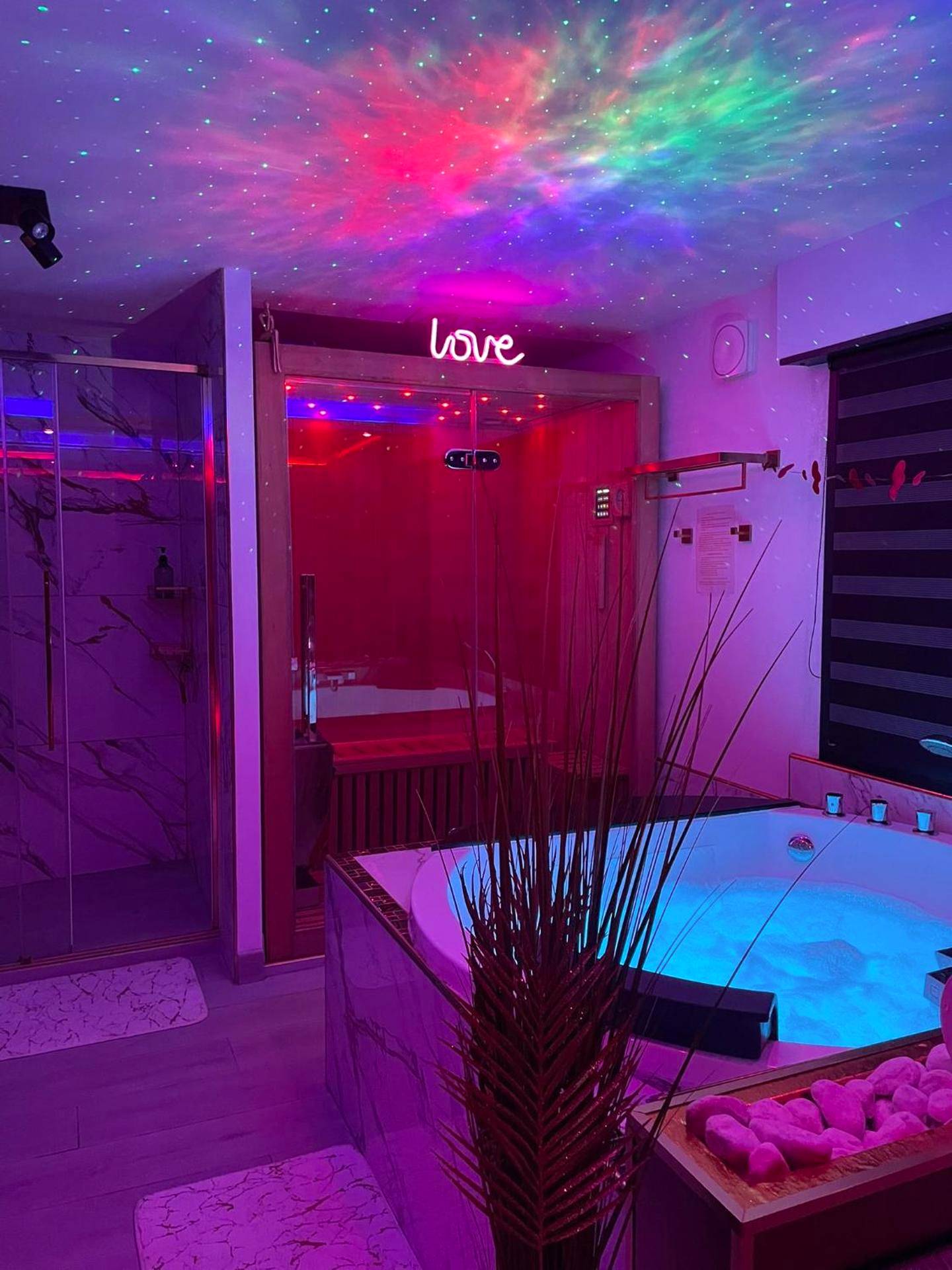 Photo du logement - L'Aurore Love Room de prestige jacuzzi sauna piscine chauffée cuisine