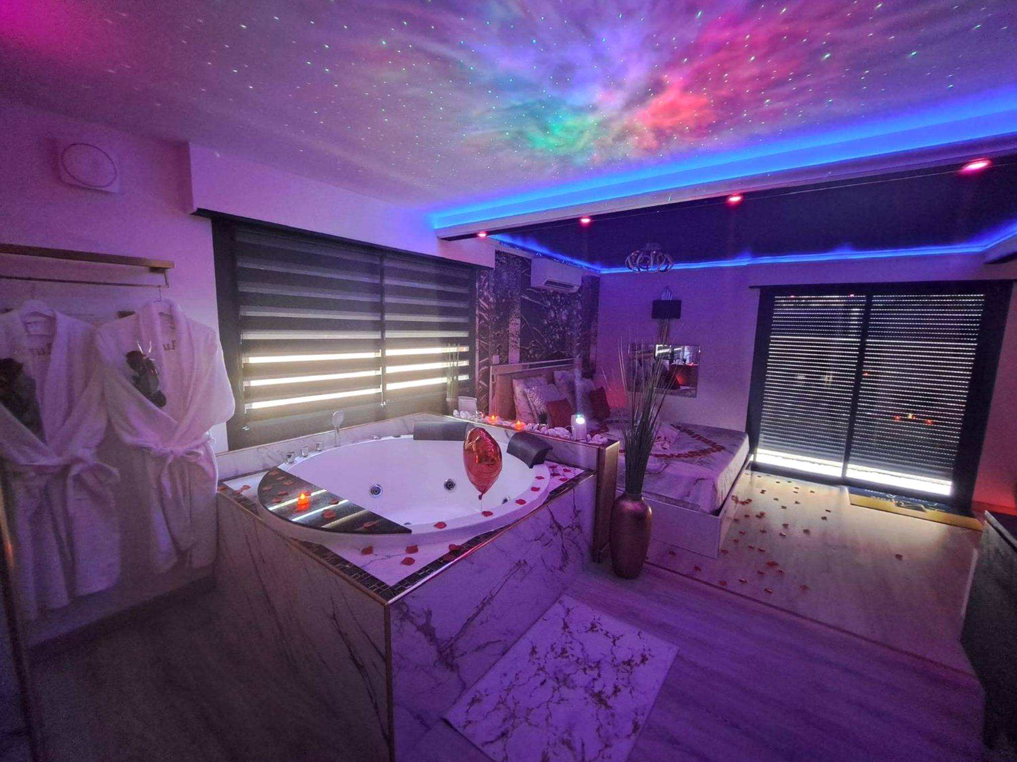 Photo du logement - L'Aurore Love Room de prestige jacuzzi sauna piscine chauffée cuisine