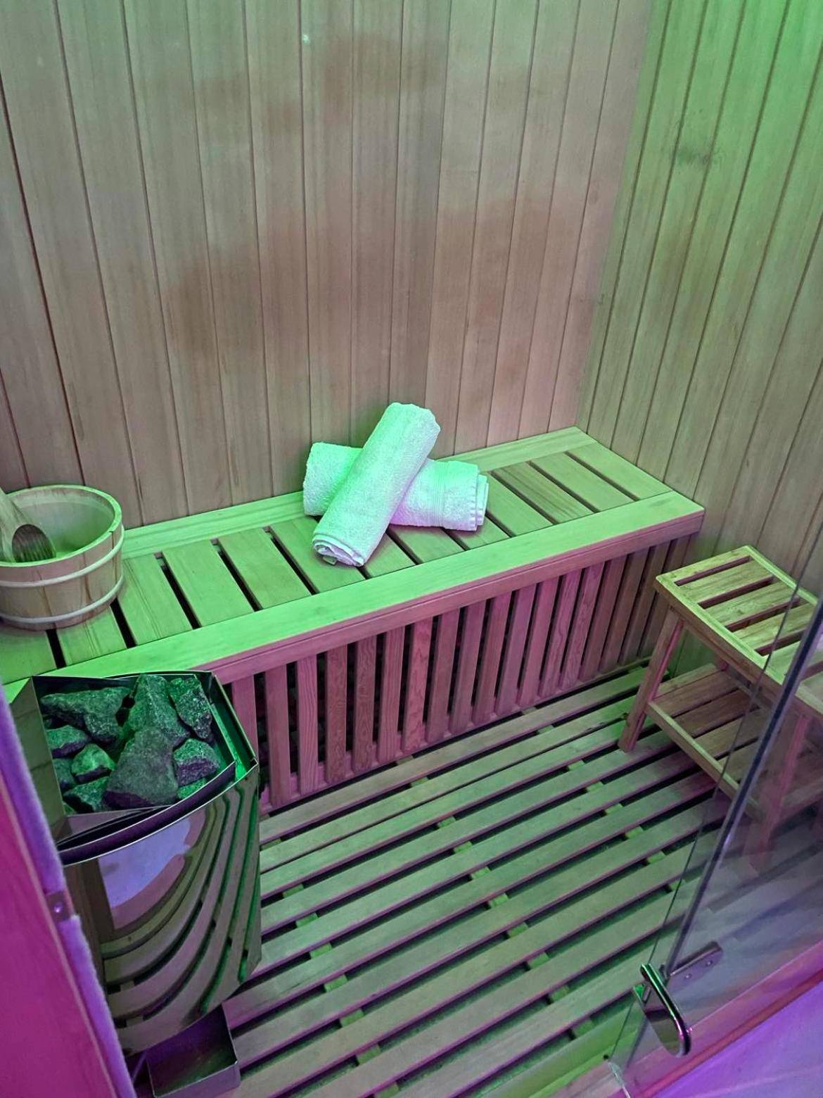 Photo du logement - L'Aurore Love Room de prestige jacuzzi sauna piscine chauffée cuisine