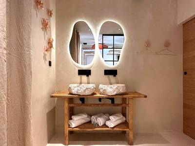 Double vasque en pierre et miroirs rétroéclairés - Love in L'Isle/Sorgue L'Aurore