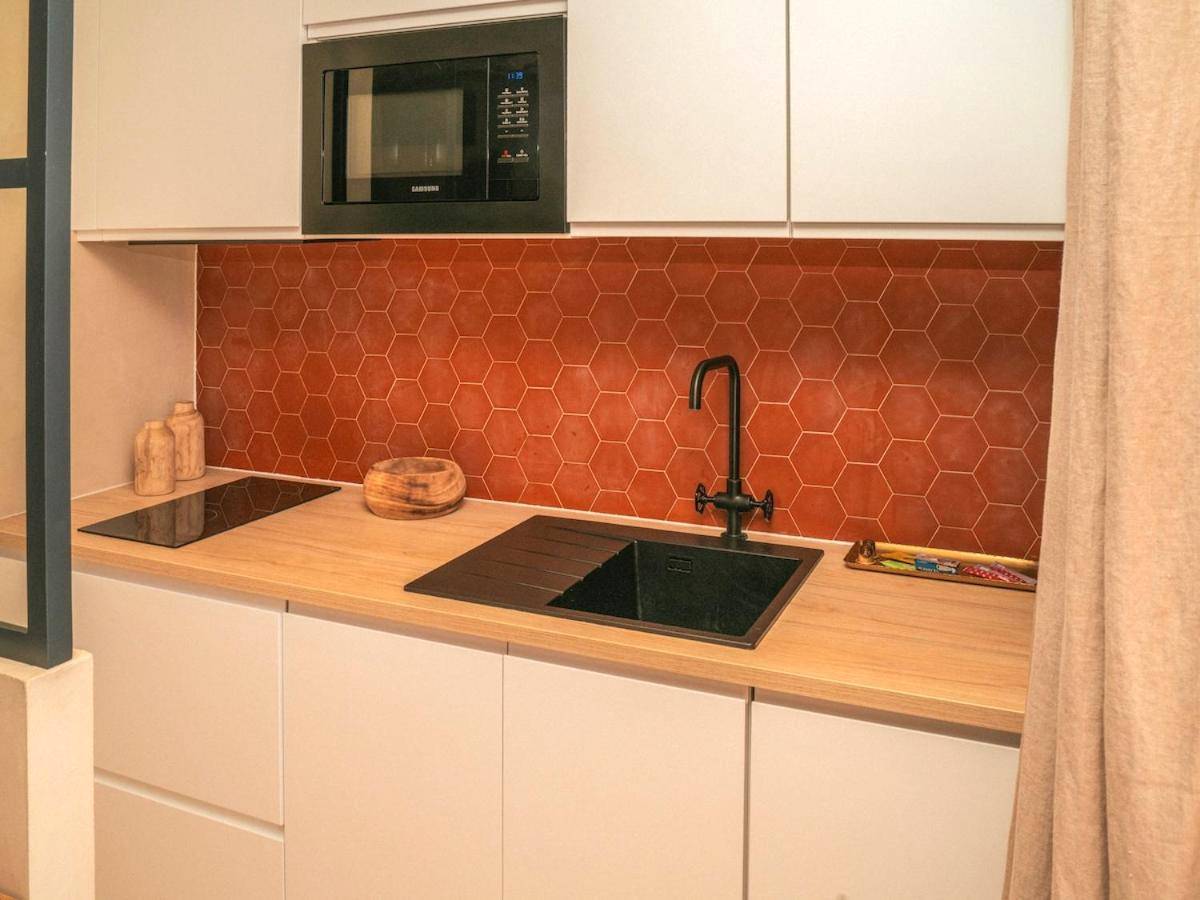 Kitchenette équipée avec crédence en terre cuite - Love in L'Isle/Sorgue L'Aurore