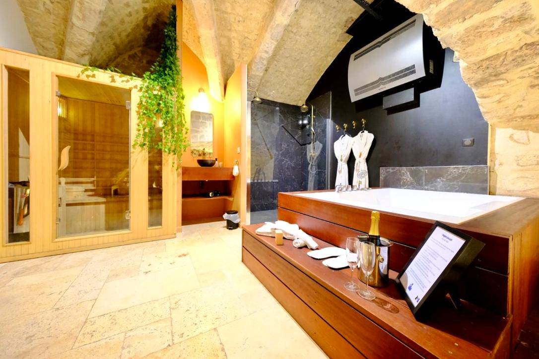 Espace bien - être avec sauna et jacuzzi - L'Autel La Crypte Mystérieuse de Rouen - sauna & balnéo