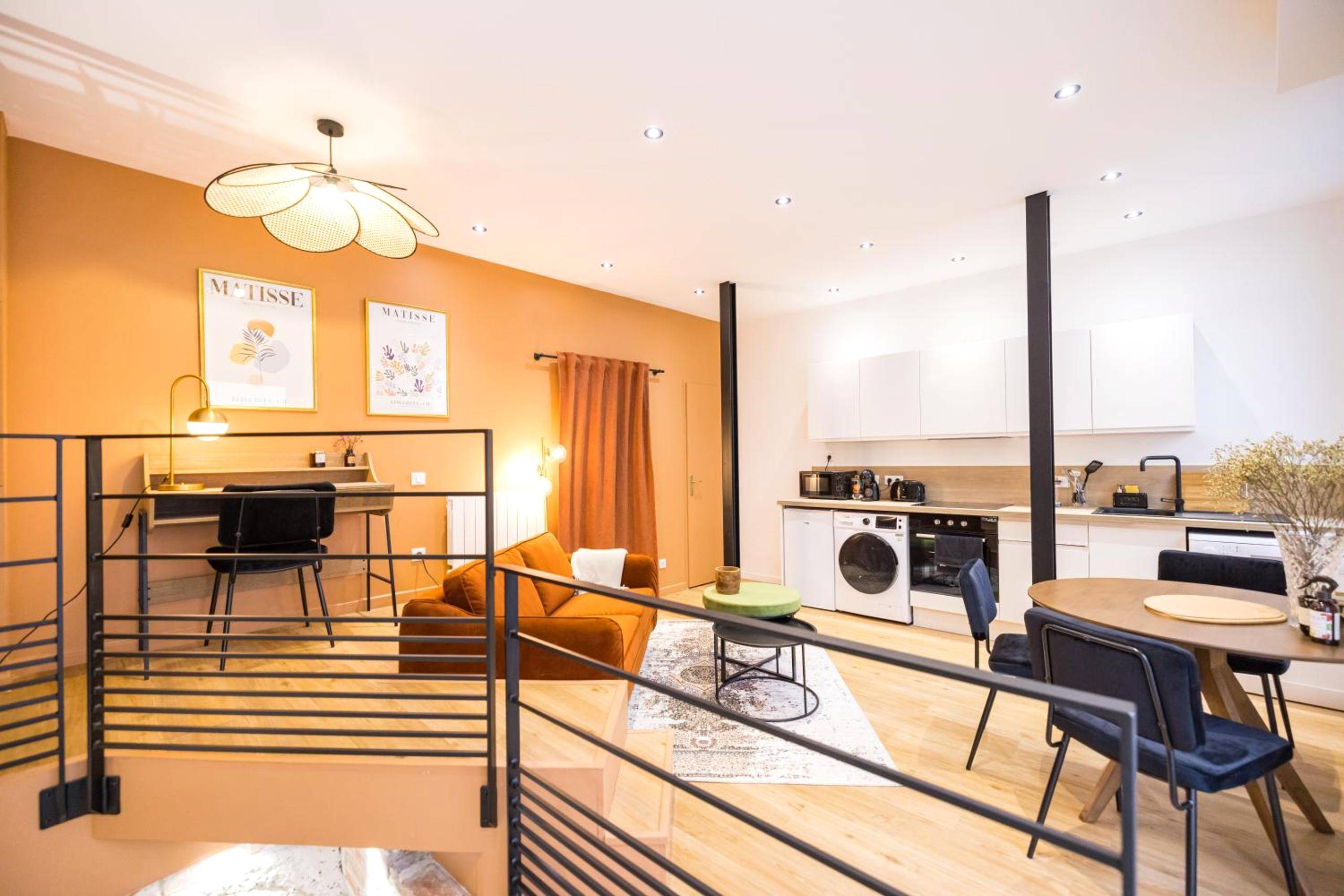 Cuisine équipée ouverte sur salon moderne - L'Autel La Crypte Mystérieuse de Rouen - sauna & balnéo