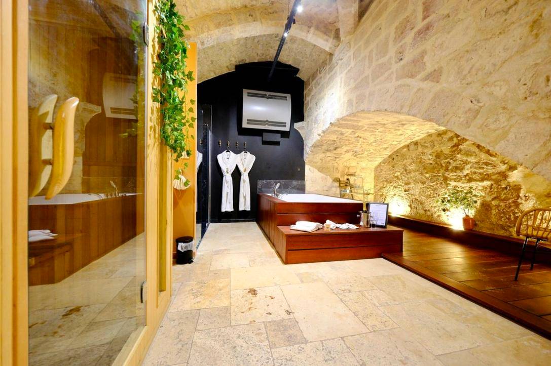 Photo du logement - L'Autel La Crypte Mystérieuse de Rouen - sauna & balnéo