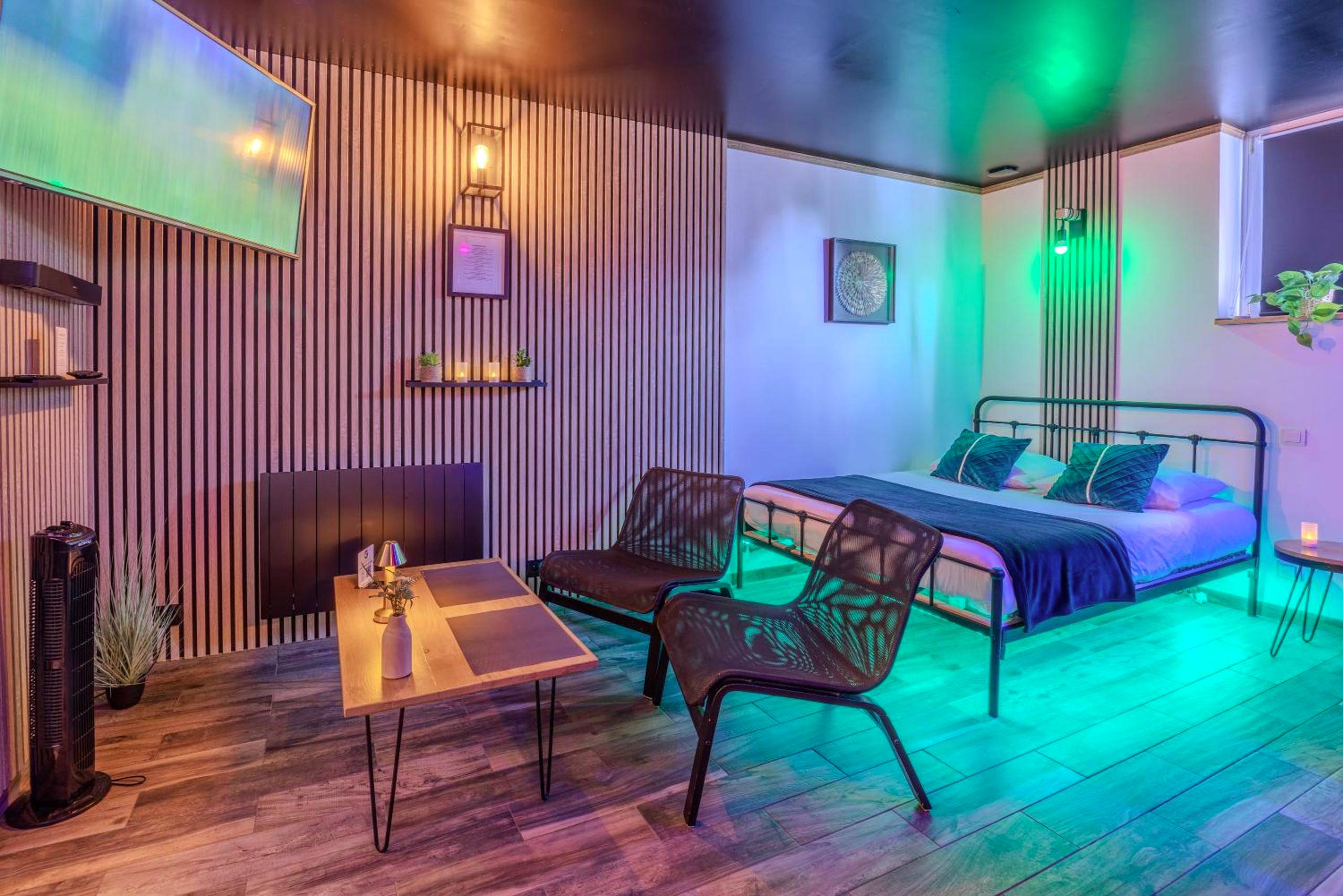 Chambre avec lit double et éclairage néon - Autrement Spa