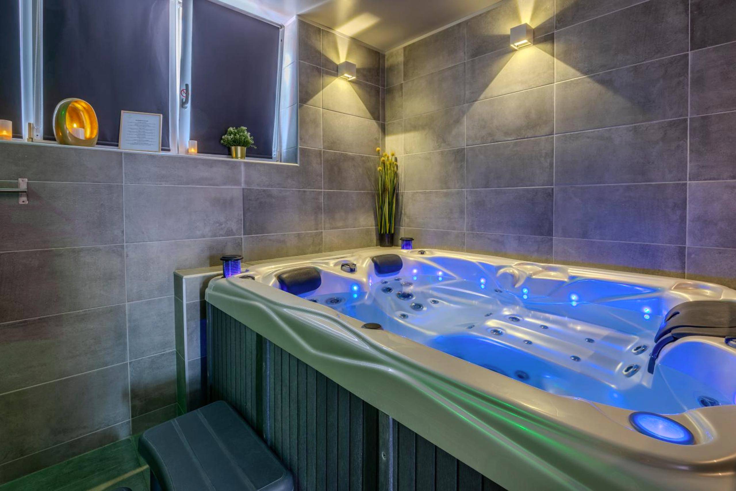 Jacuzzi privatif avec jets et LED bleues - Autrement Spa