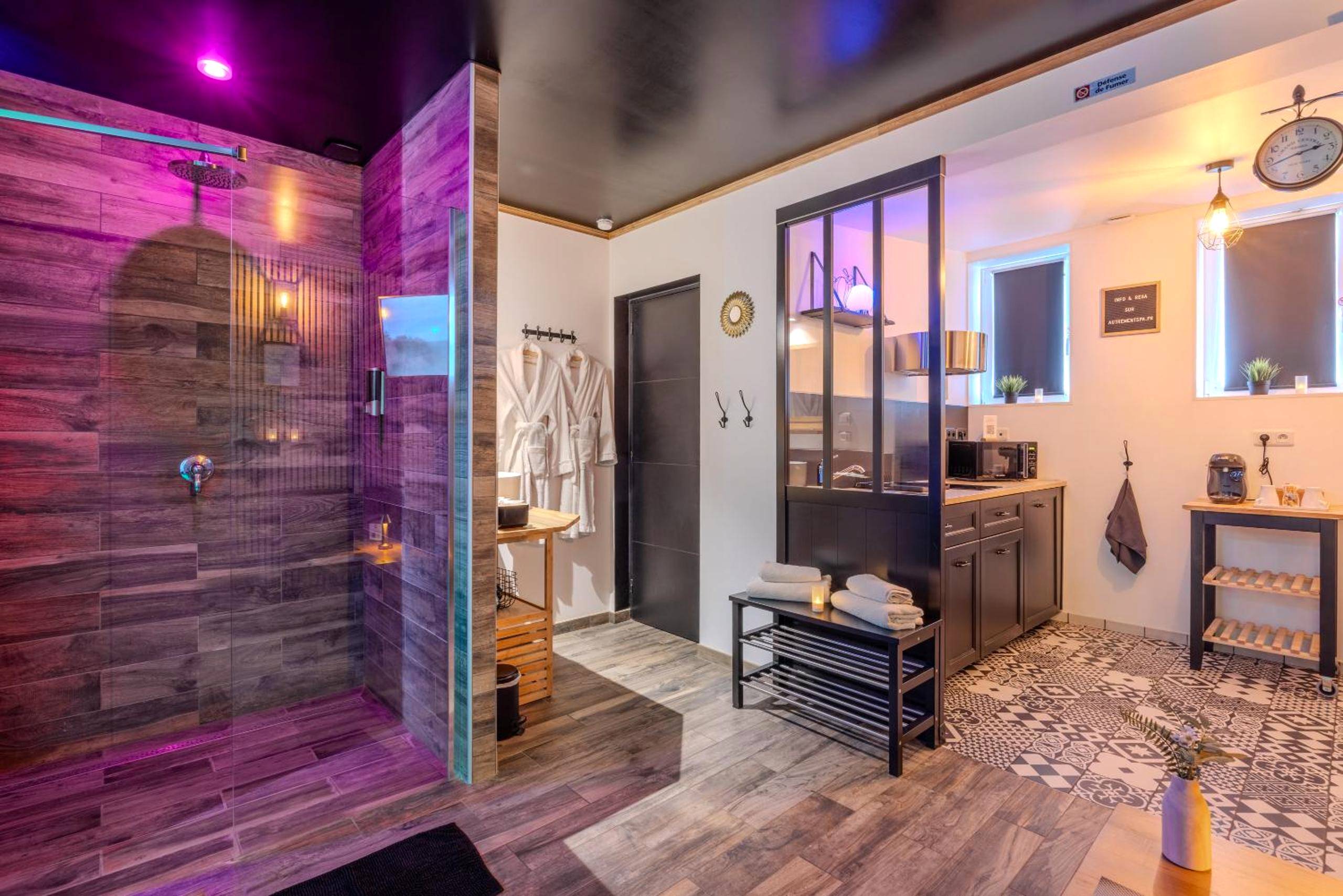 Douche à l'italienne et coin cuisine équipée - Autrement Spa