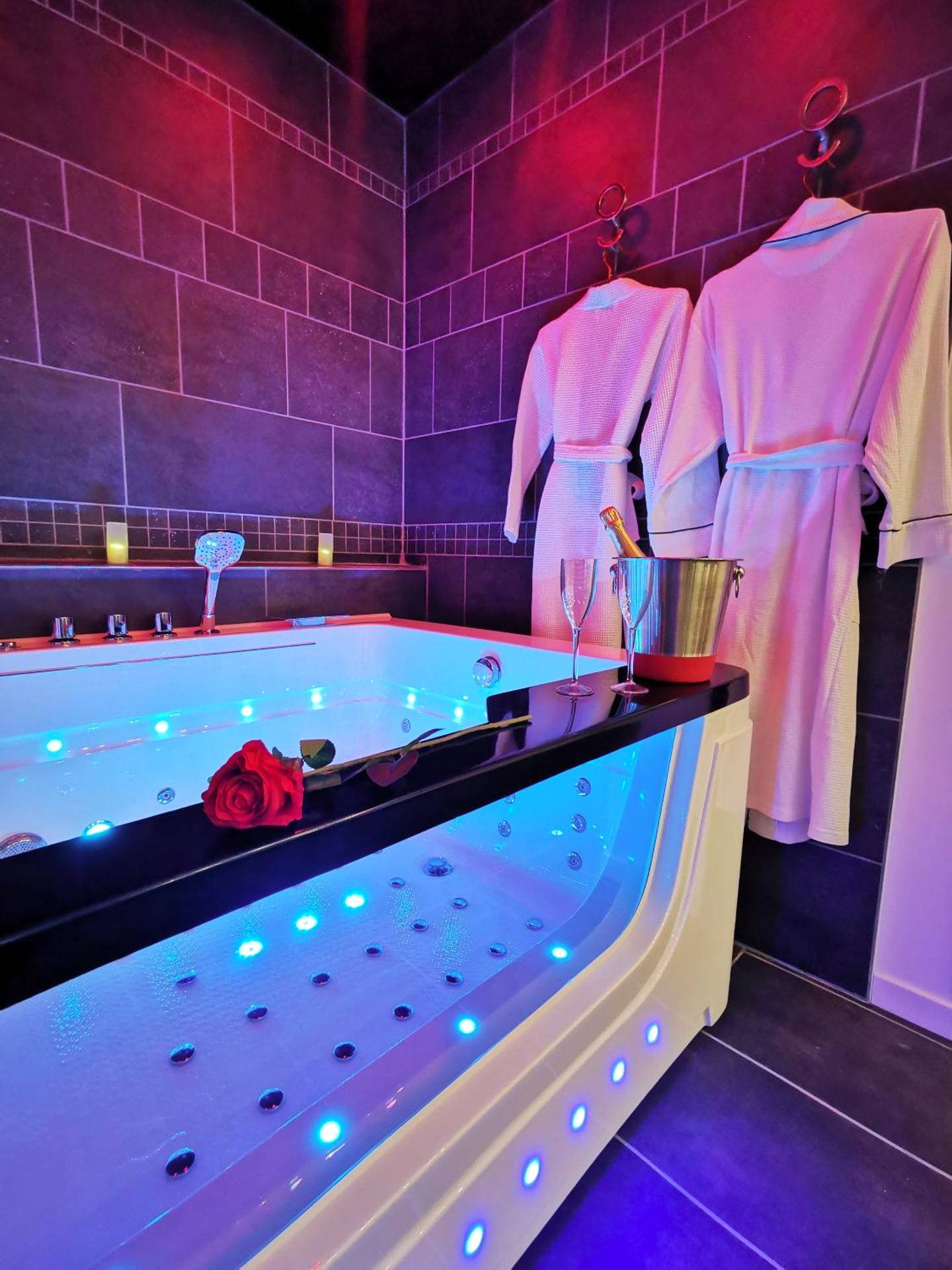 Jacuzzi avec peignoirs et champagne - Love Room Limoges - Aux Bulles