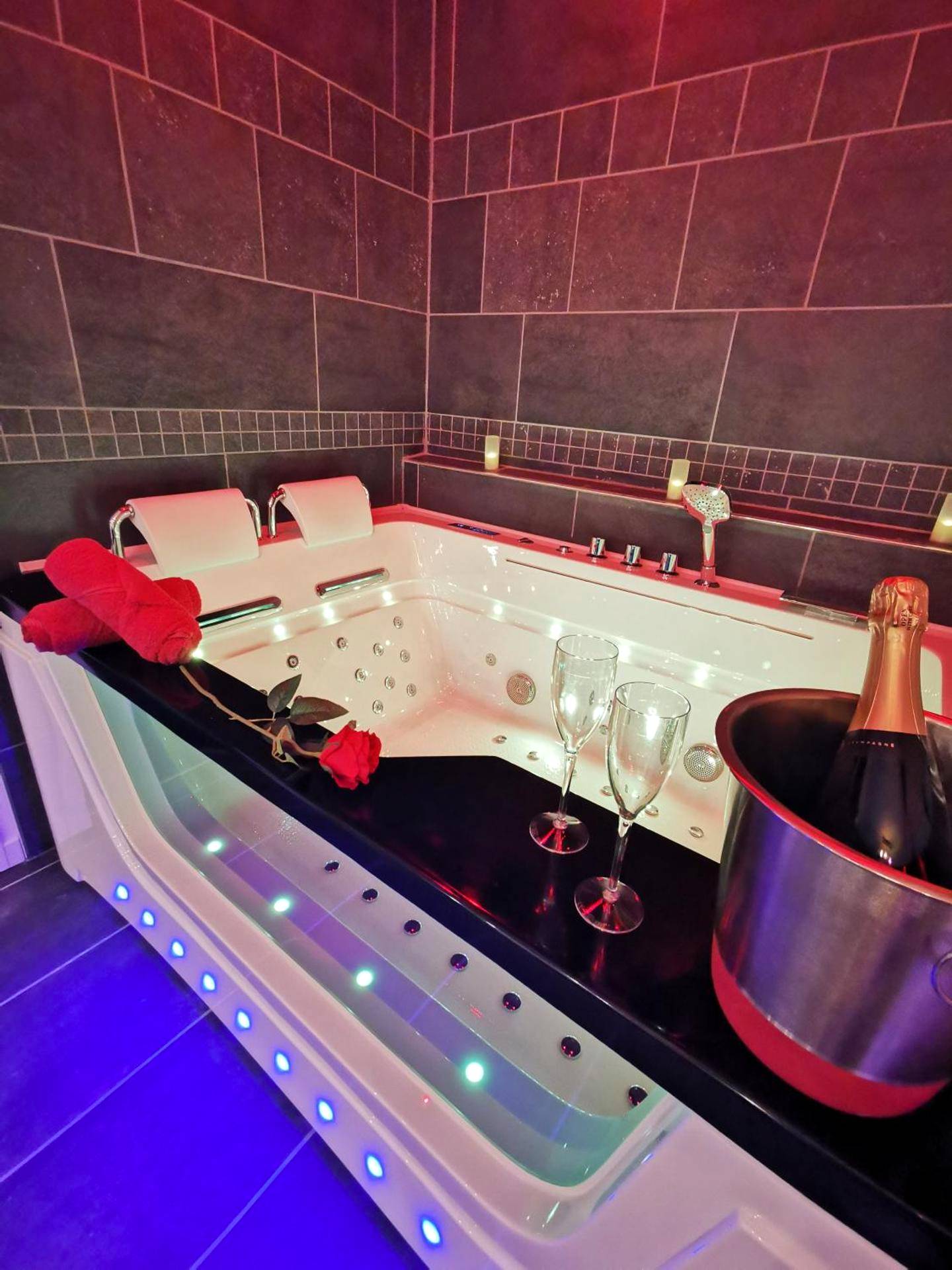 Baignoire balnéo avec rose et champagne - Aux Bulles
