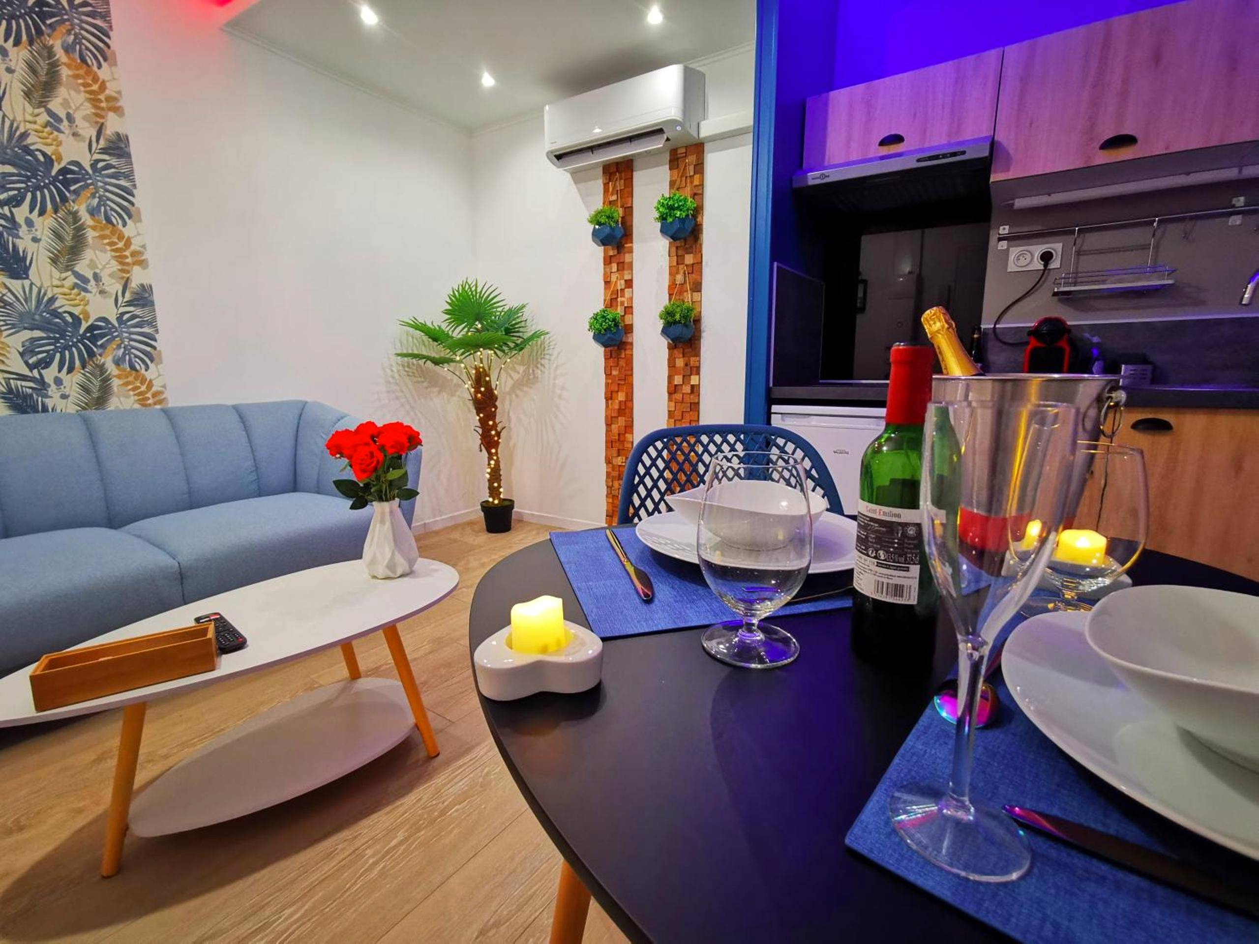 Espace salon et table dressée pour deux - Aux Bulles