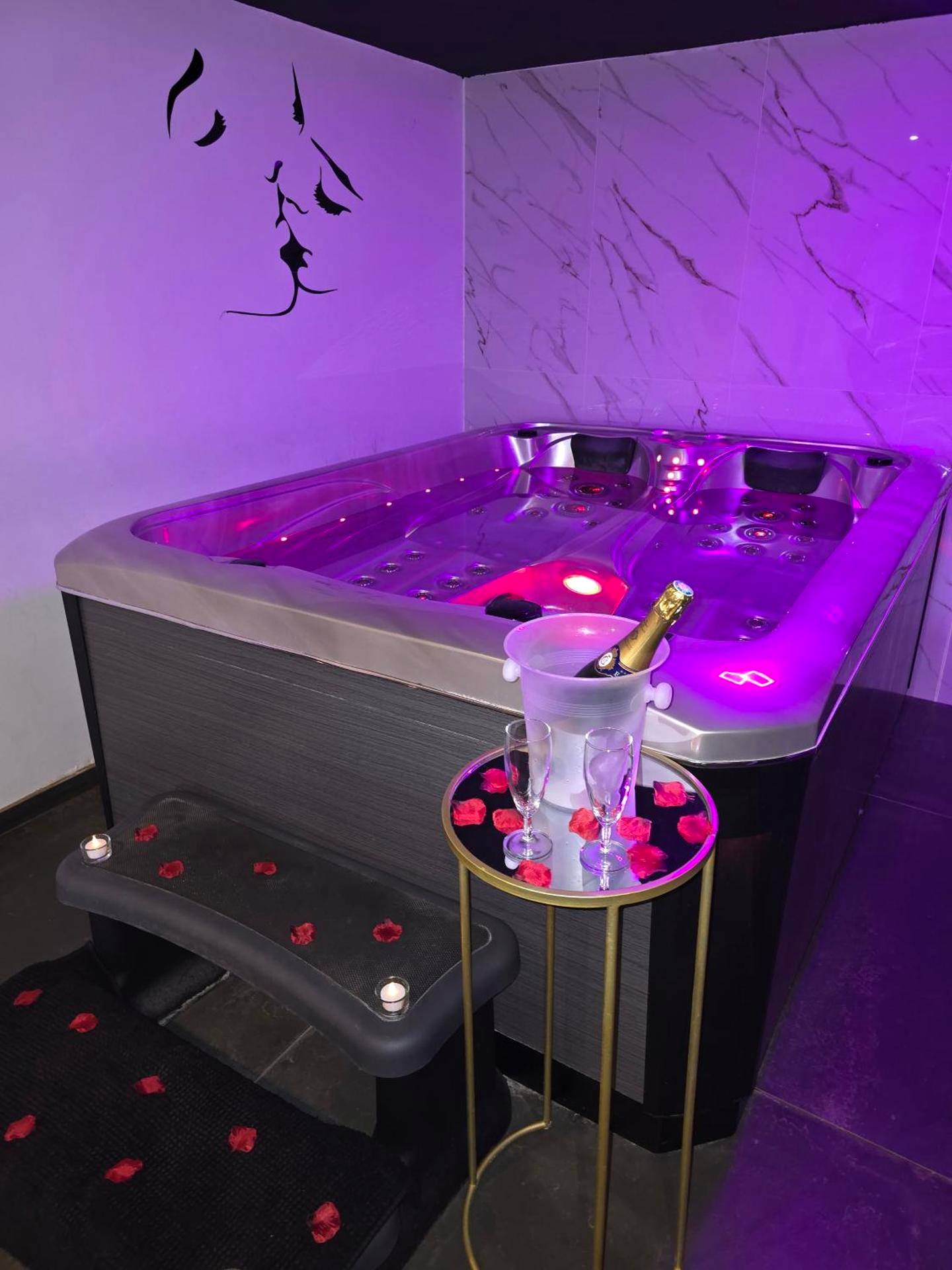 Jacuzzi privatif avec éclairage rose et champagne - Love Room Barlin - Avec toi suite spa La Secrète