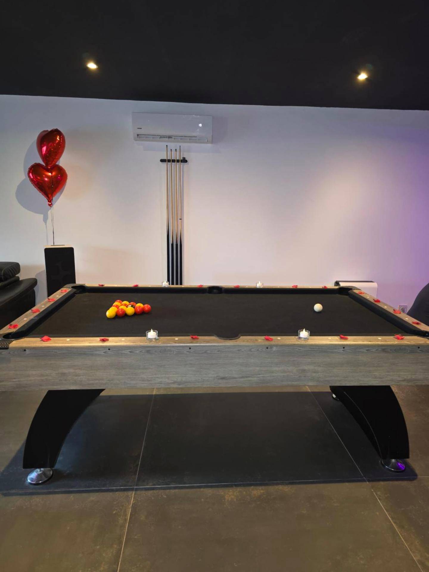 Billard américain avec bougies et ballons cœurs - Avec toi suite spa La Secrète
