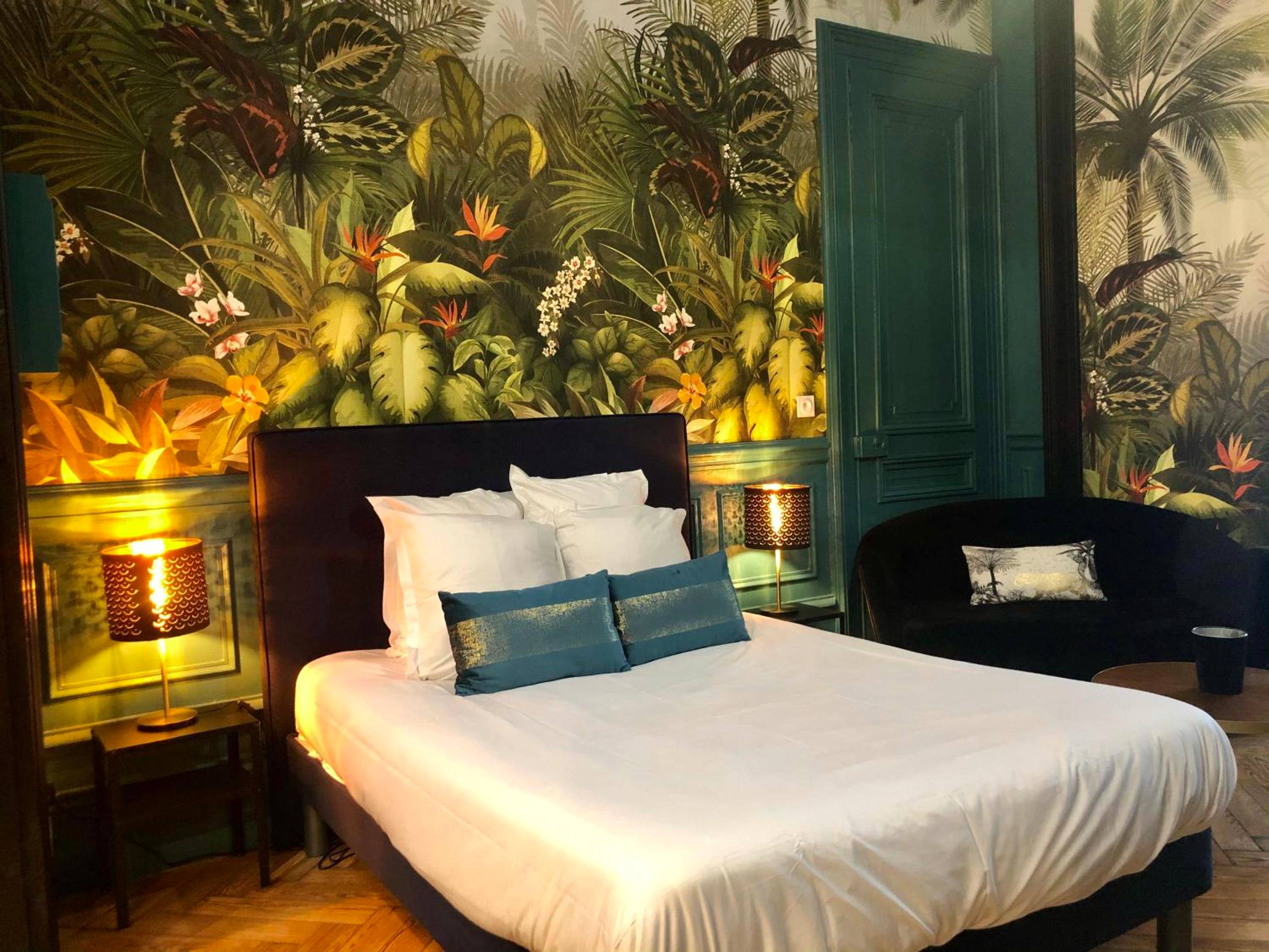 Chambre avec lit king size et canapé noir - Le Ba Roc