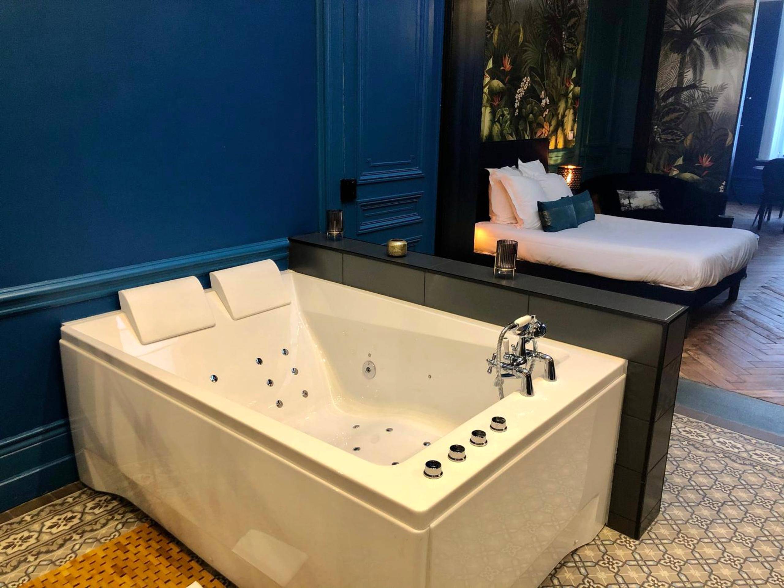 Baignoire balnéo privative avec appuie - têtes - Le Ba Roc