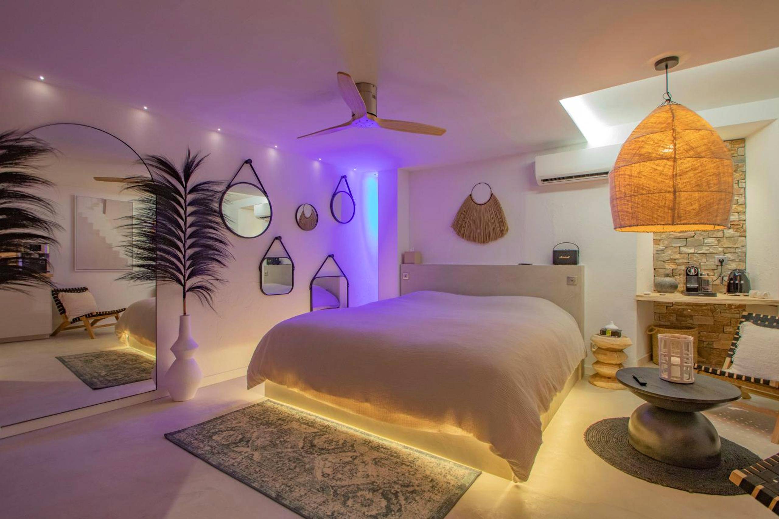 Chambre avec lit king size et ambiance tamisée - Love Room Cuers - LES BAINS D’EROS