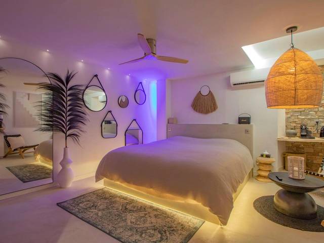 Chambre avec lit king size et ambiance tamisée - Love Room Cuers - LES BAINS D’EROS