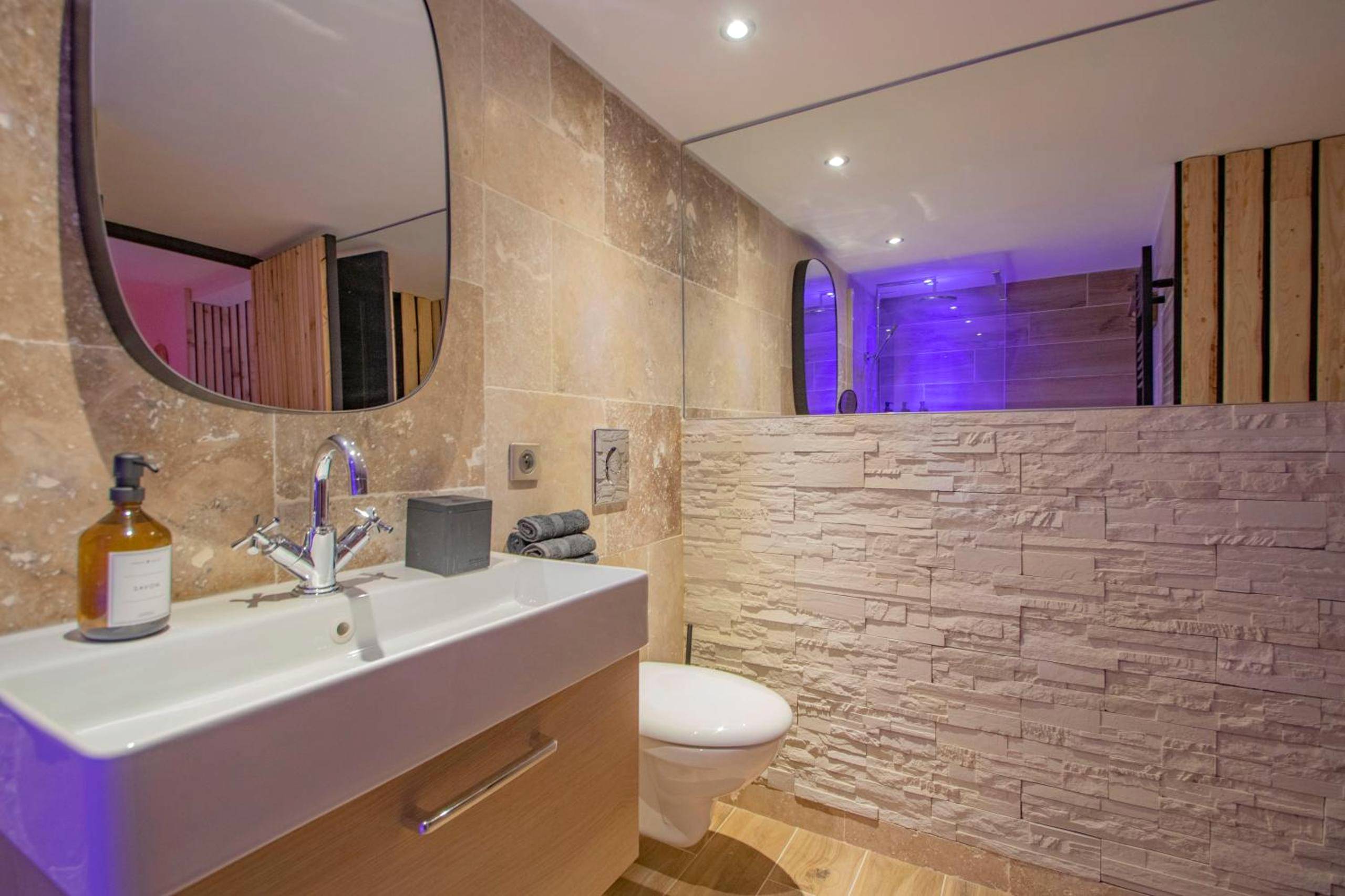 Salle d'eau moderne avec vasque et miroir - LES BAINS D’EROS