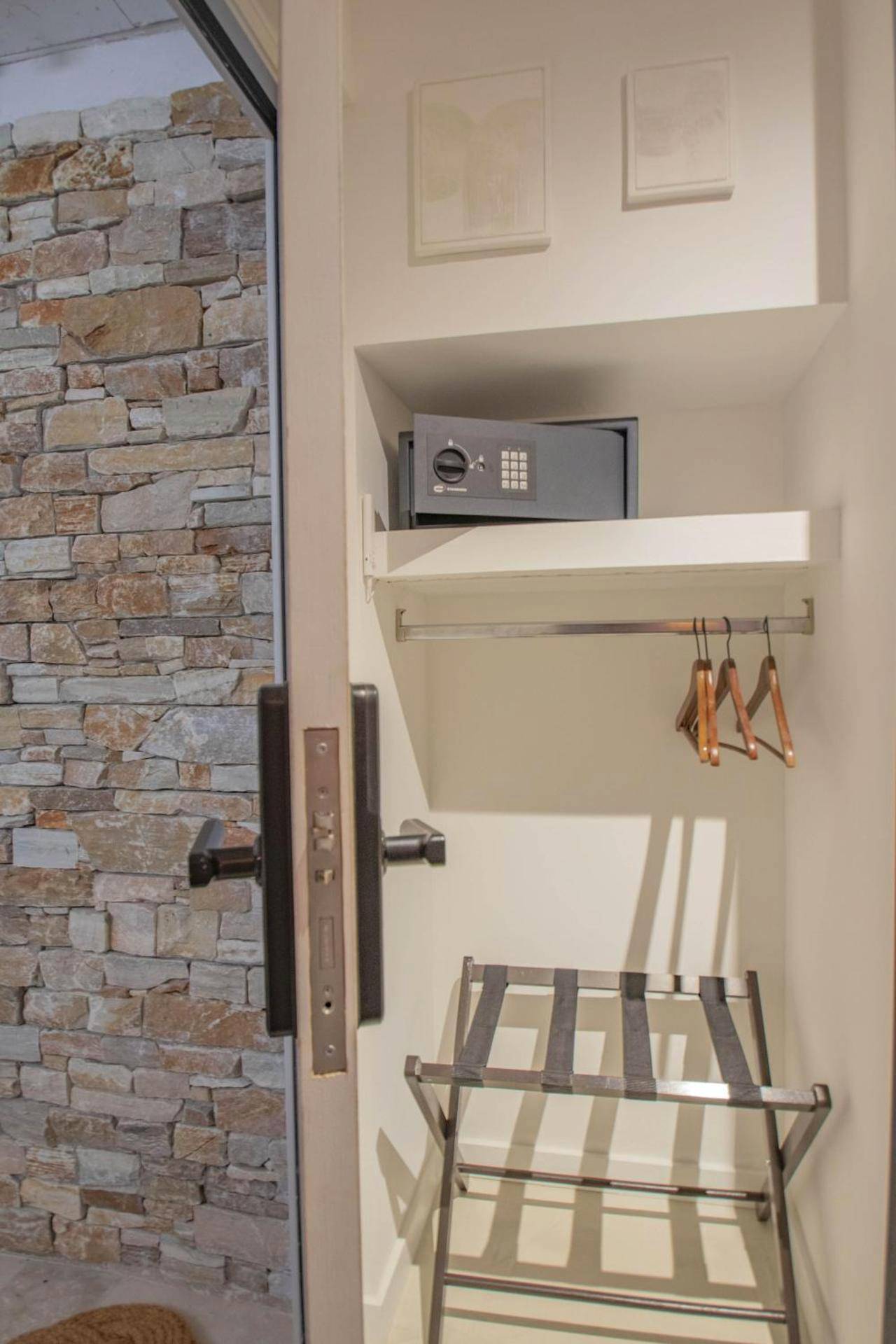 Placard avec coffre - fort et porte - bagages - LES BAINS D’EROS