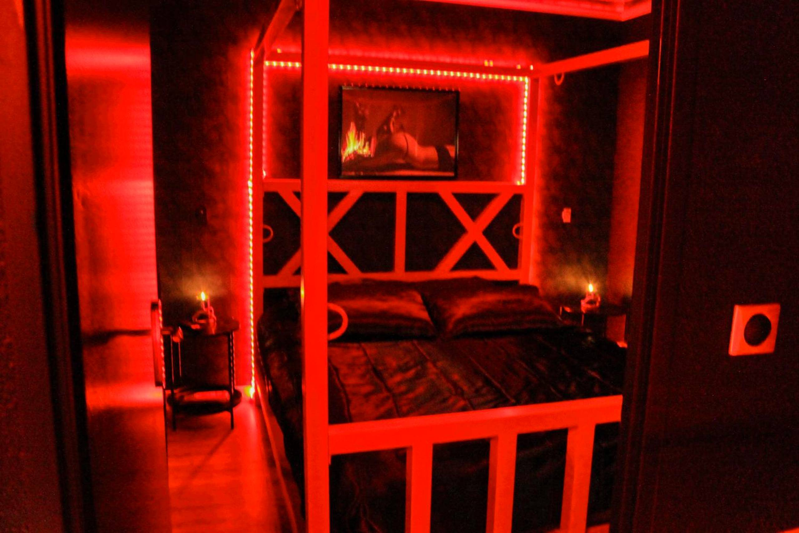 Lit à baldaquin avec éclairage LED rouge - Le baiser 2 Love room du plaisir interdit