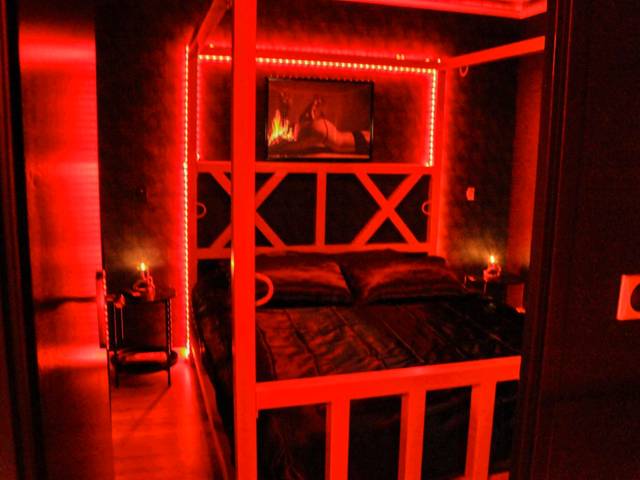 Lit à baldaquin avec éclairage LED rouge - Le baiser 2 Love room du plaisir interdit