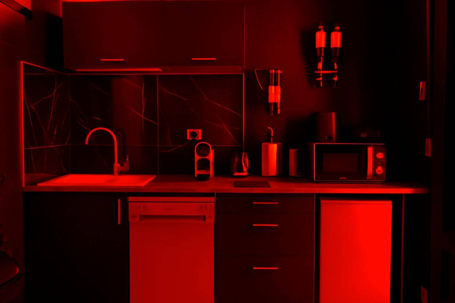 Kitchenette équipée sous lumière rouge - Le baiser 2 Love room du plaisir interdit