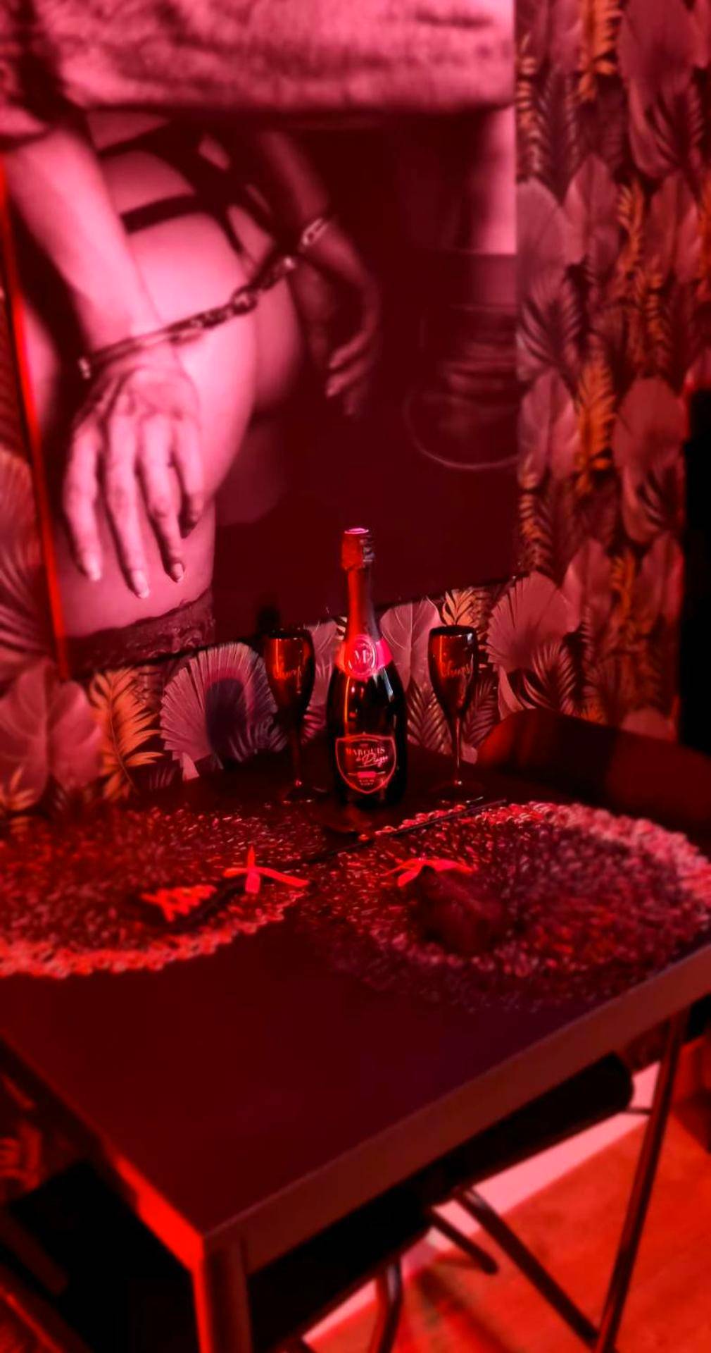 Bouteille de champagne et verres sur table - Le baiser 2 Love room du plaisir interdit
