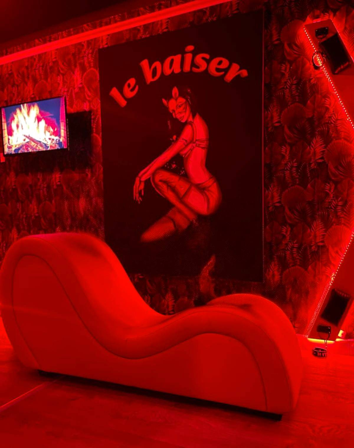 Fauteuil tantrique devant un tableau érotique - Le baiser 2 Love room du plaisir interdit