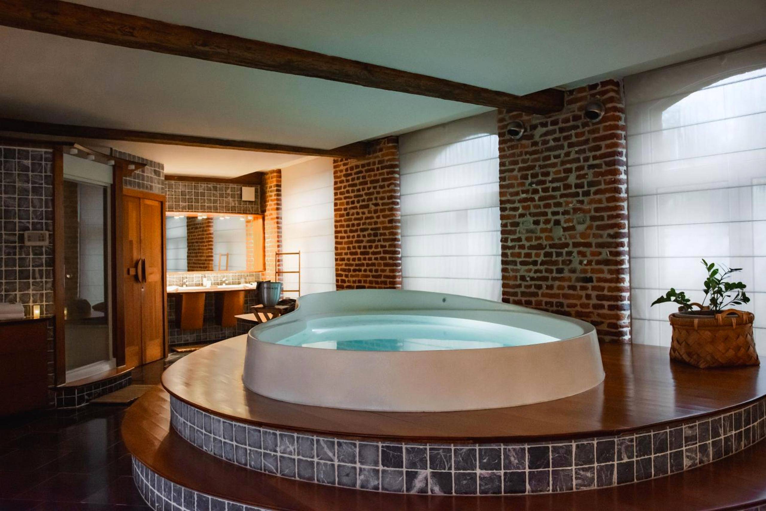 Jacuzzi rond intégré dans un podium en bois - Love Room Digne - les - Bains - Baiser de Cupidon