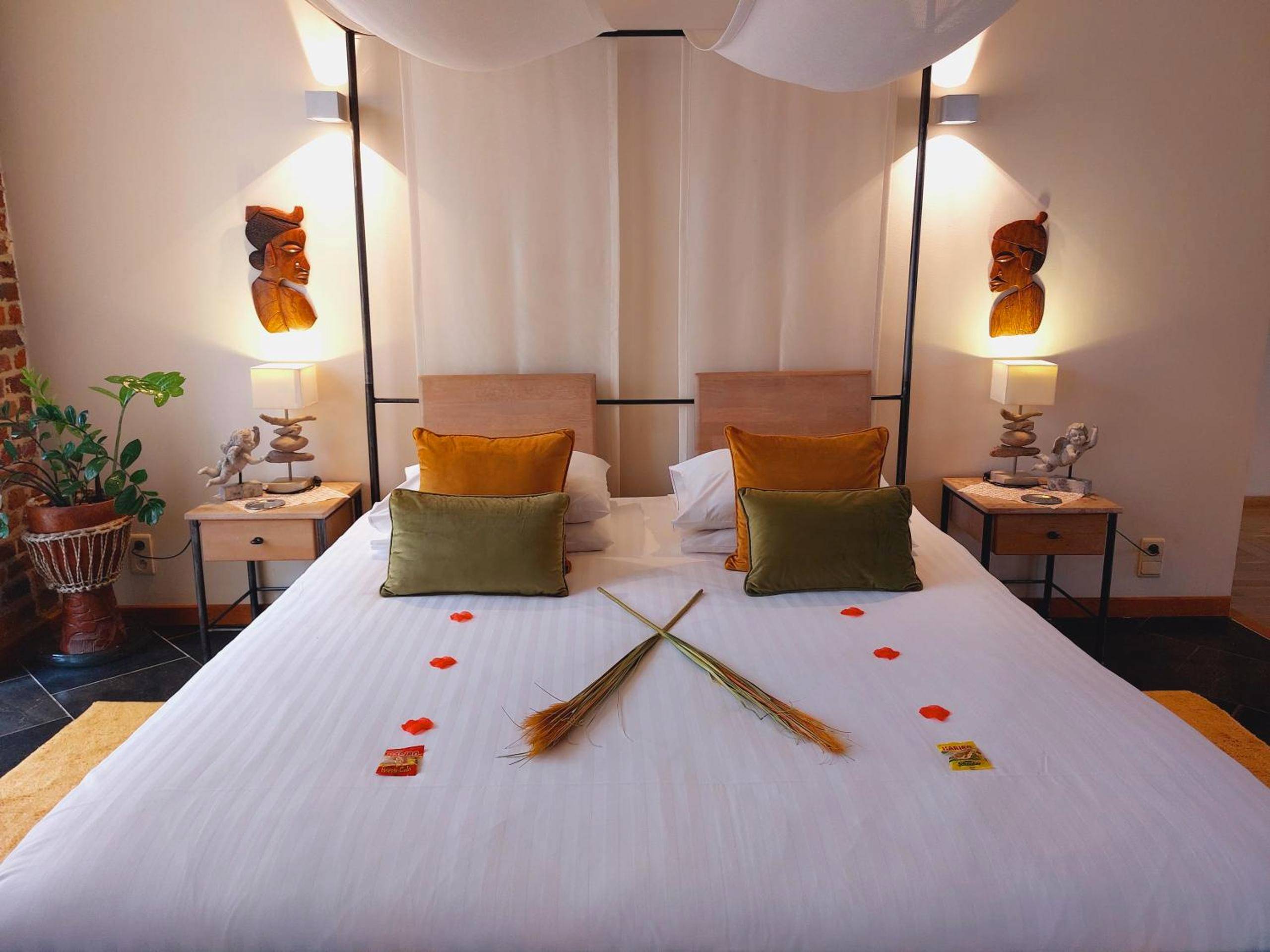 Lit à baldaquin avec pétales de rose - Baiser de Cupidon