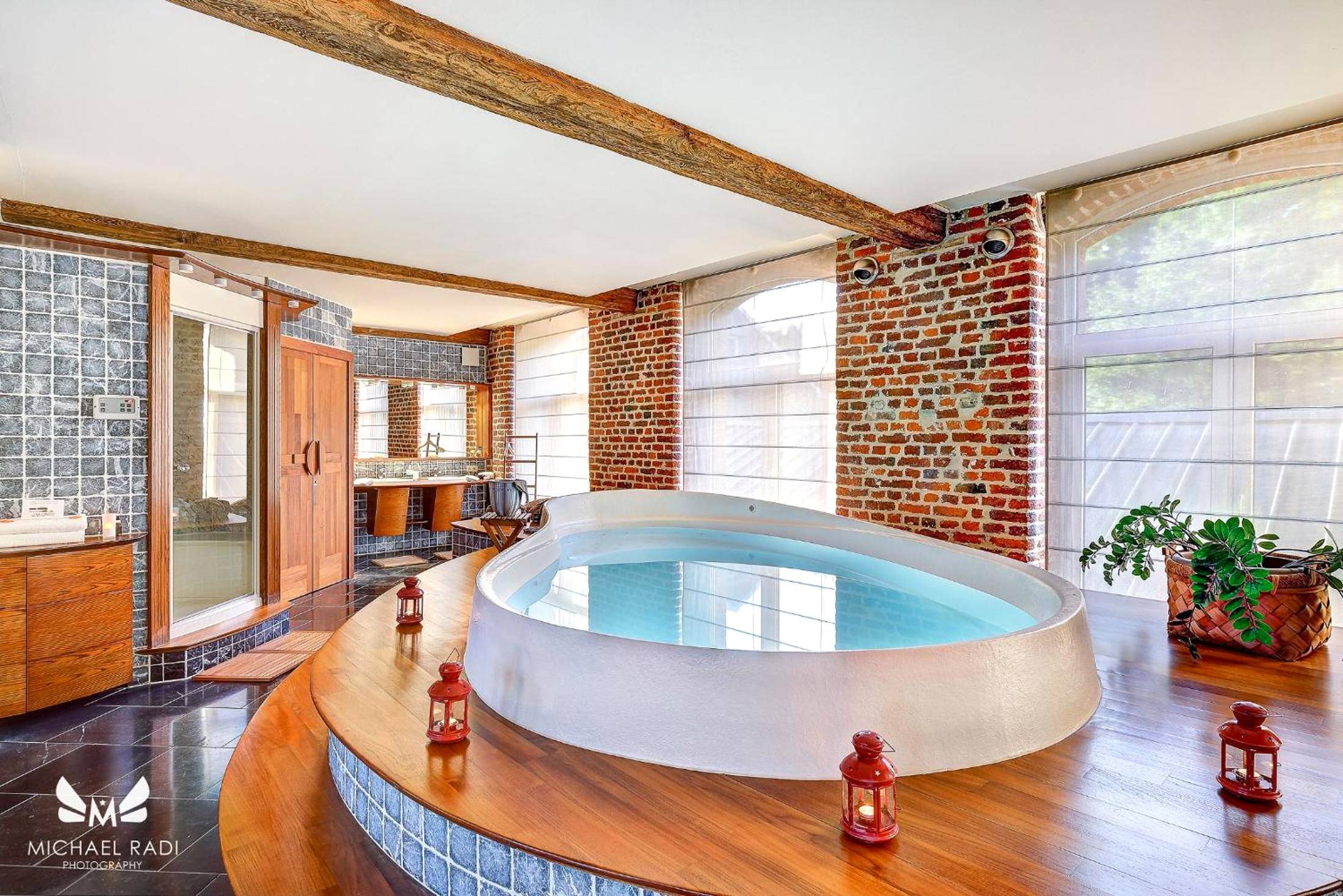 Baignoire balnéo et lanternes d'ambiance - Baiser de Cupidon